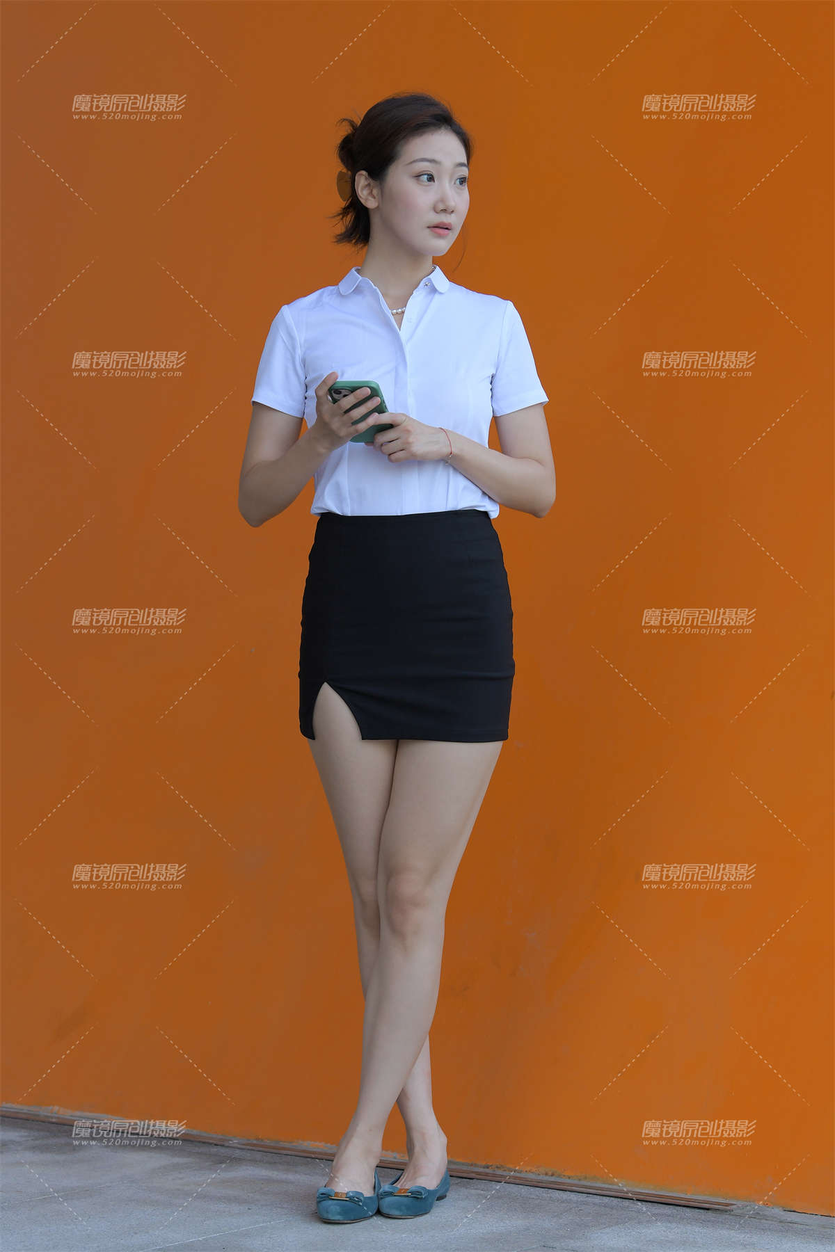 黑色制服包臀裙美女-日更街拍