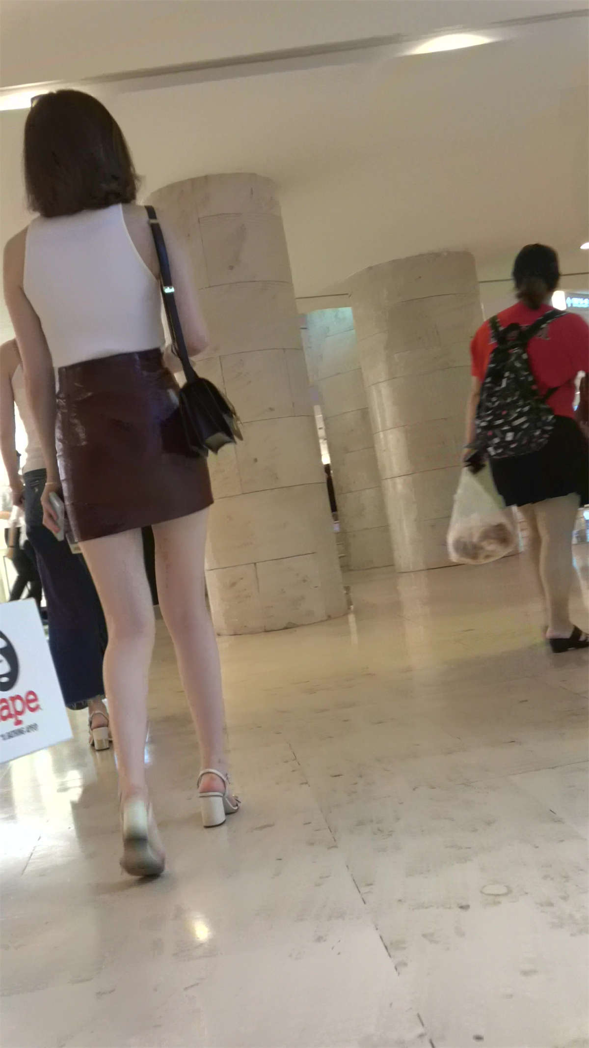 极品白皙美腿棕色包臀裙天生丽质美女-日更街拍