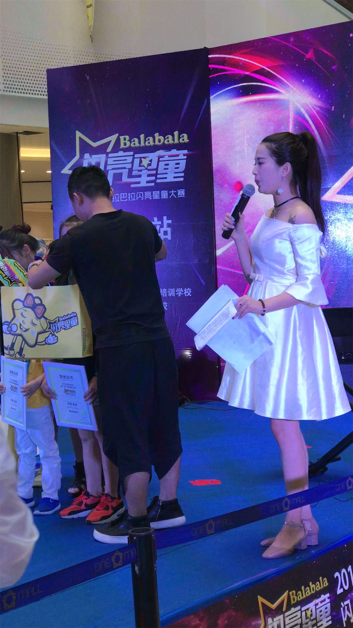 图片[2]-美女活动主持-日更街拍