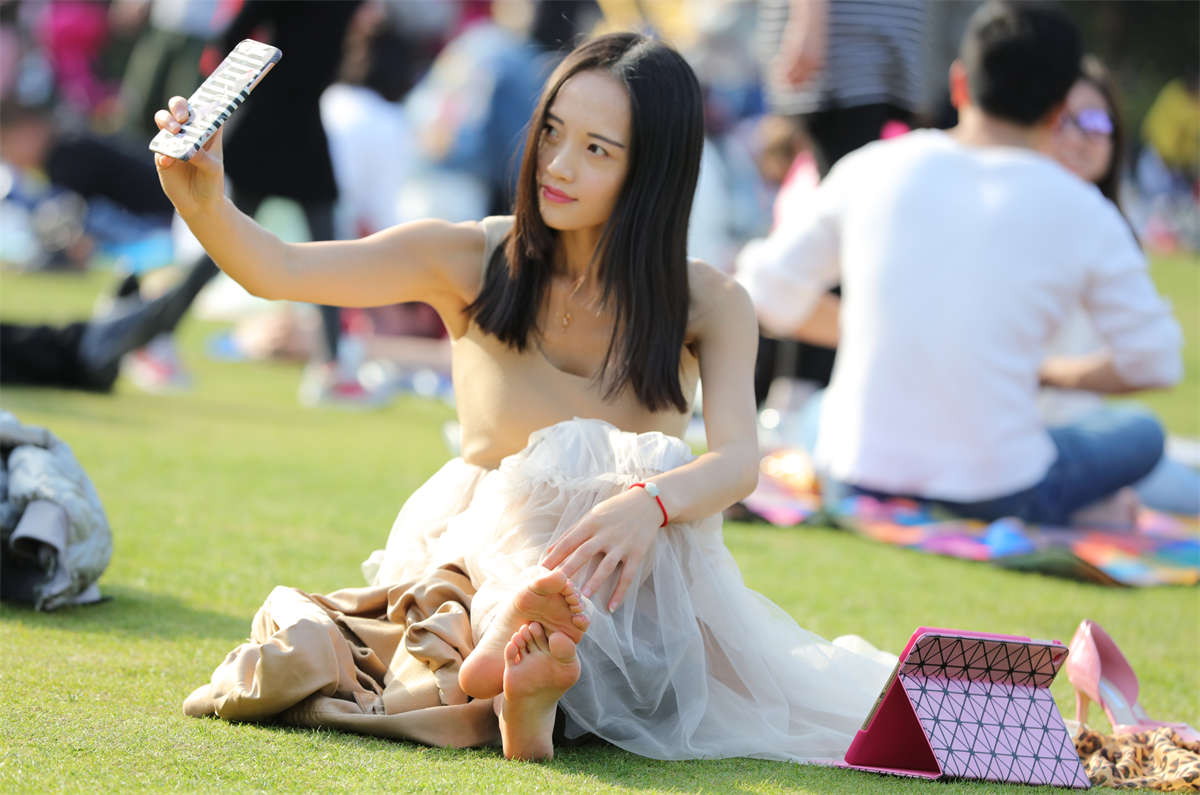 图片[2]-踏青公园街拍系列No.675 长裙美少女脱下细高跟 第2套-日更街拍