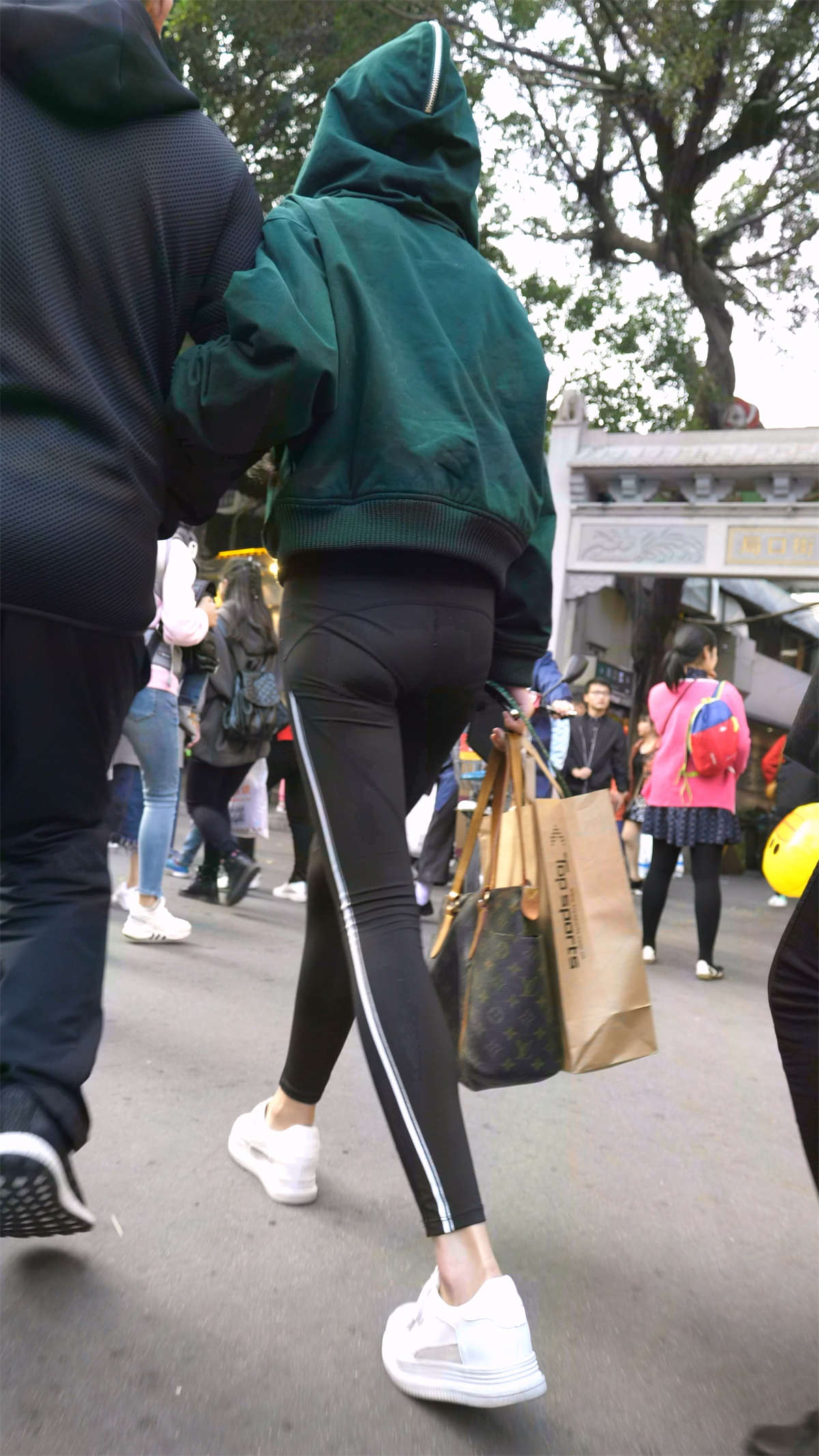 图片[2]-黑色紧身裤美眉-日更街拍