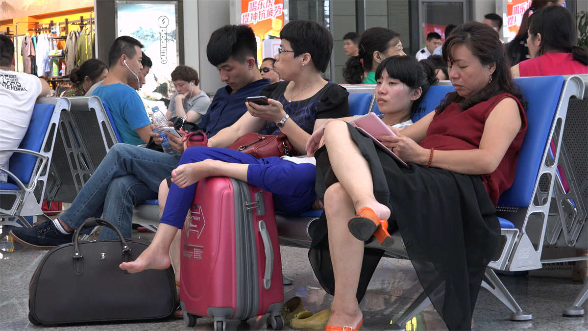 图片[2]-姑娘一看就是比较豪放的类型，两只雪白的足底光滑诱人-日更街拍