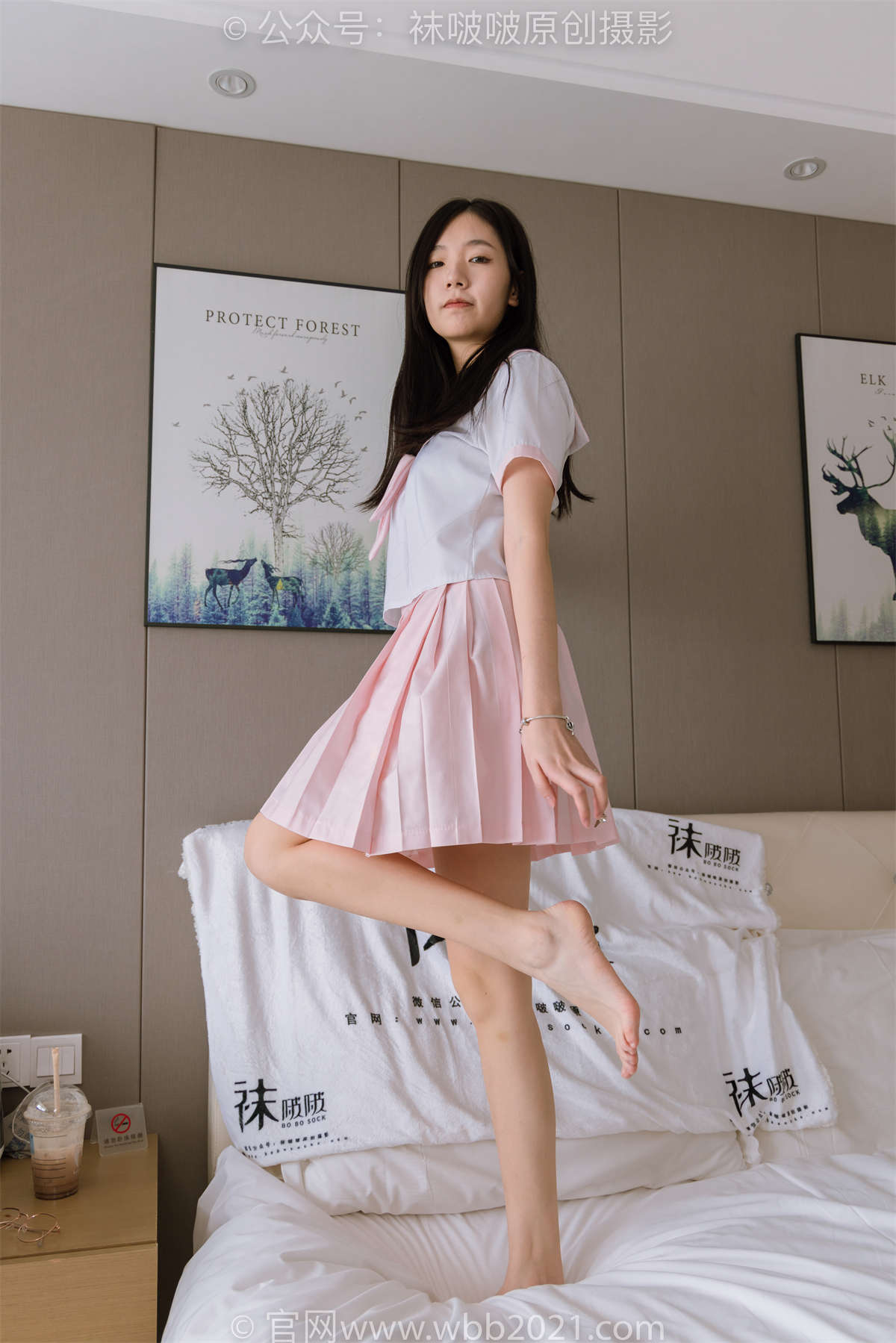 袜啵啵 No.348 小甜豆-两双高跟鞋、厚白丝大腿袜、裸足 花絮版-日更街拍