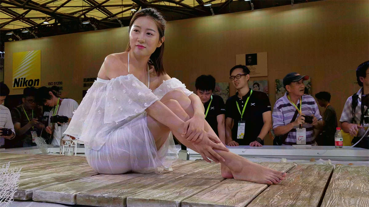 白裙气质美女就这么供人观赏-日更街拍