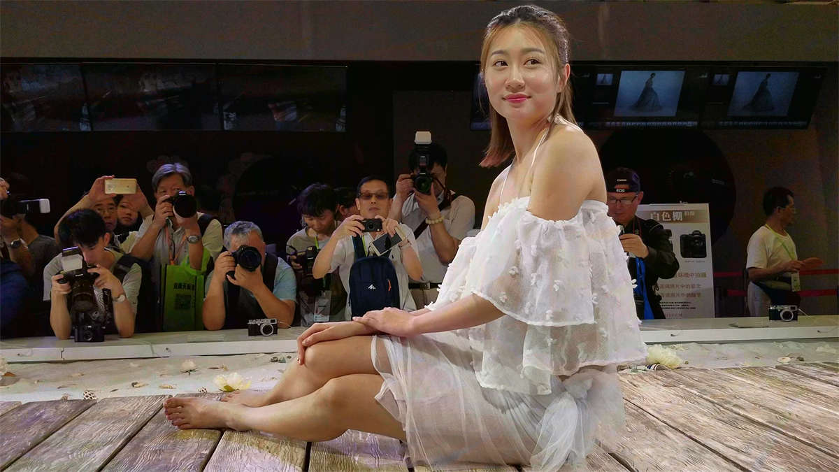 图片[2]-白裙气质美女就这么供人观赏-日更街拍