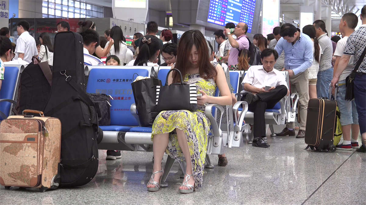 少女矜持端坐，这双脚胜在小巧玲珑-日更街拍