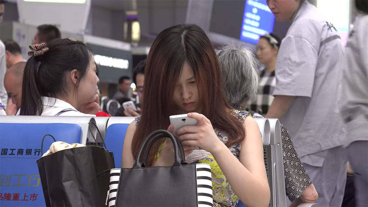 图片[2]-少女矜持端坐，这双脚胜在小巧玲珑-日更街拍