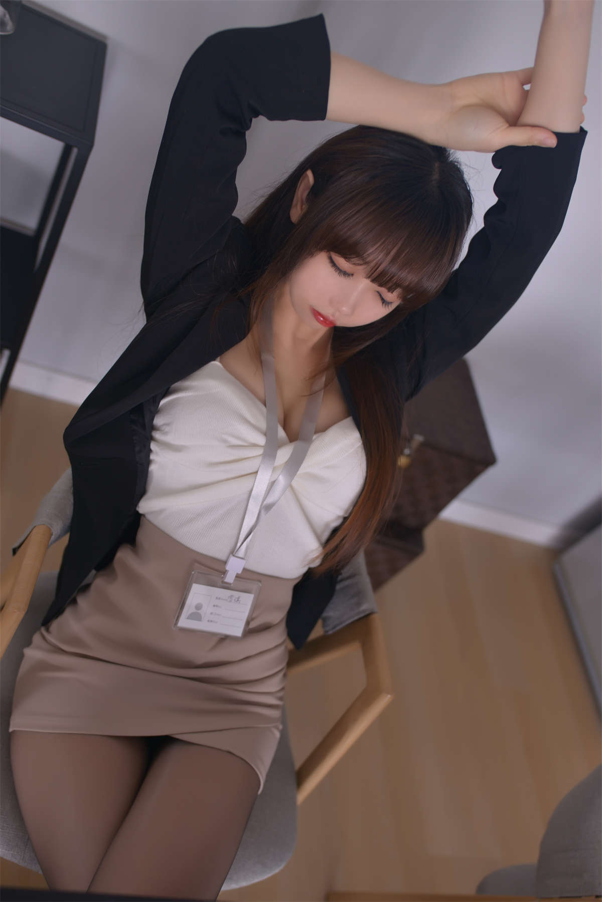 知名Coser-雪琪SAMA No.51 OL后辈出差第一天-日更街拍