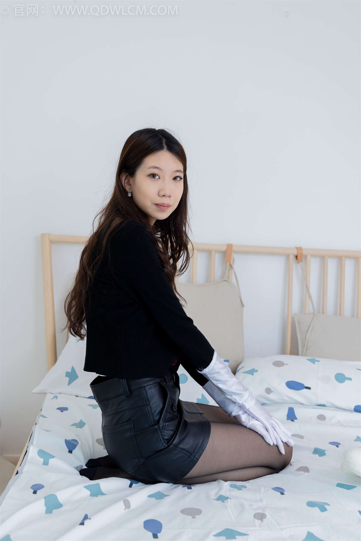 物恋传媒 NO.1666 纤纤-黑暗的缝隙-日更街拍