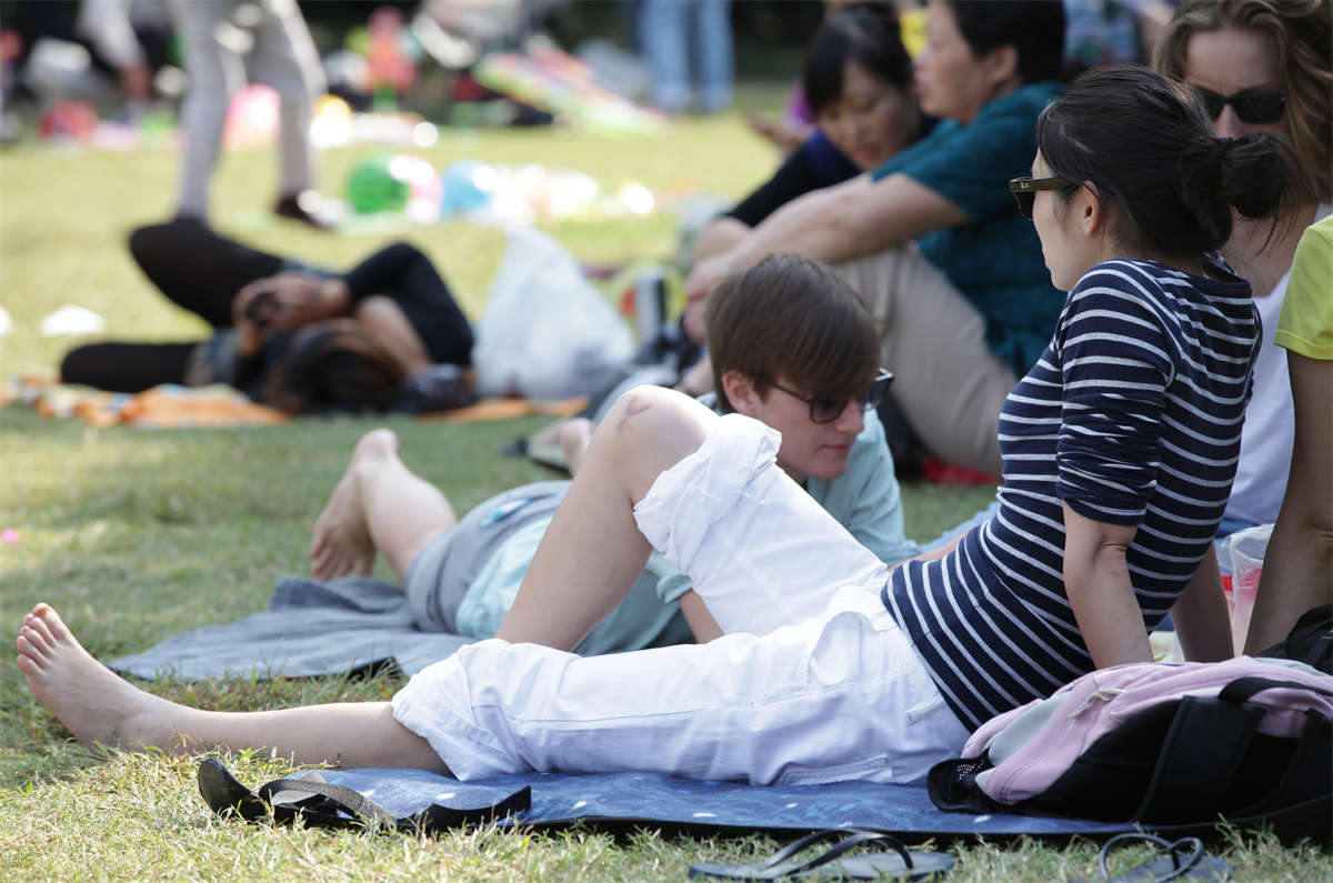 图片[2]-踏青公园街拍系列No.159 清瘦型少妇，双脚胜在白净-日更街拍