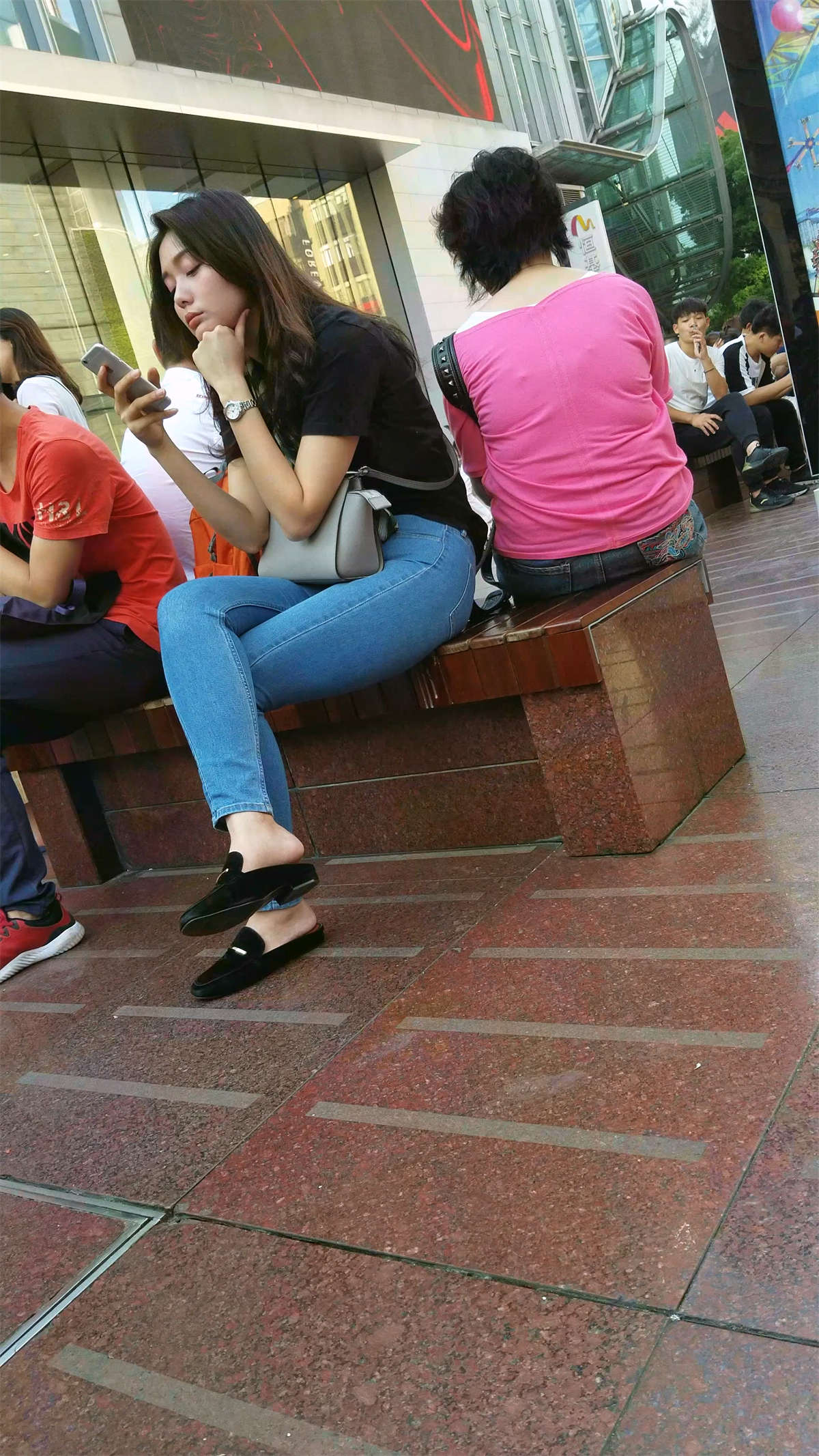 图片[2]-街边玩手机的紧身牛仔气质美女-日更街拍