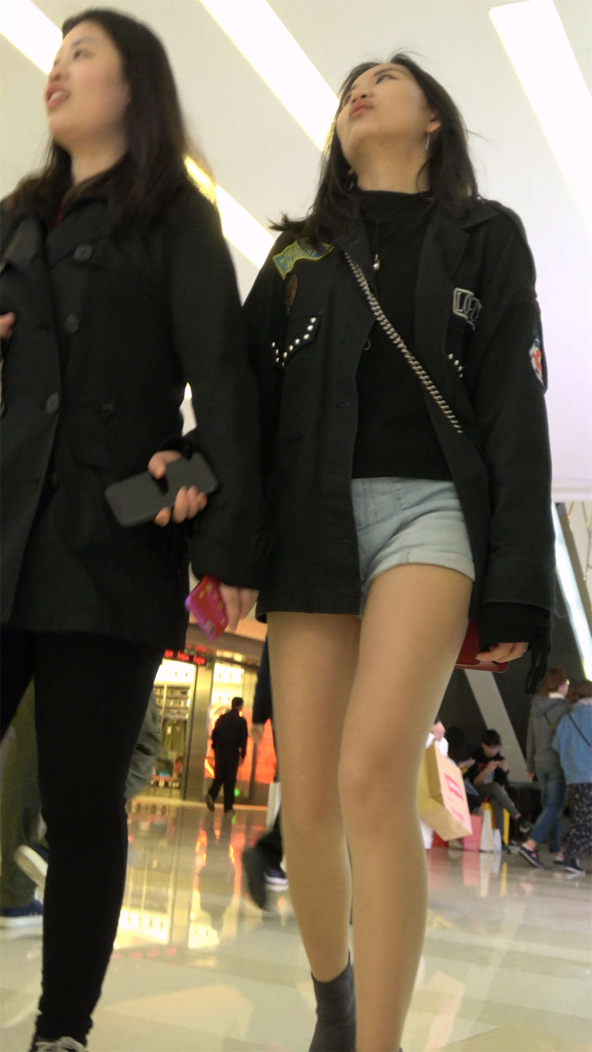 跟闺蜜逛商场的超短热裤街拍肉丝袜长腿高挑美女-日更街拍