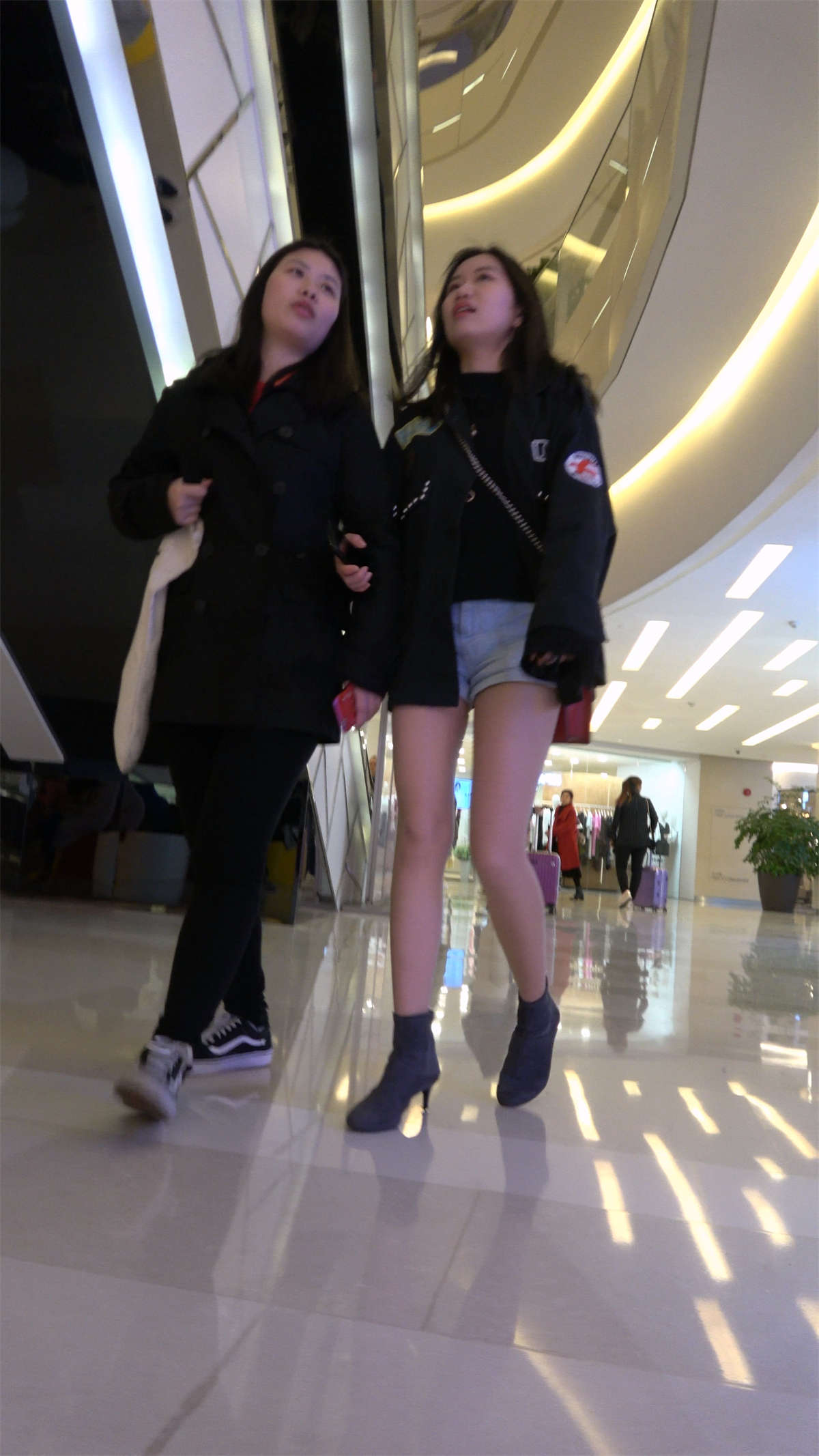 图片[2]-跟闺蜜逛商场的超短热裤街拍肉丝袜长腿高挑美女-日更街拍