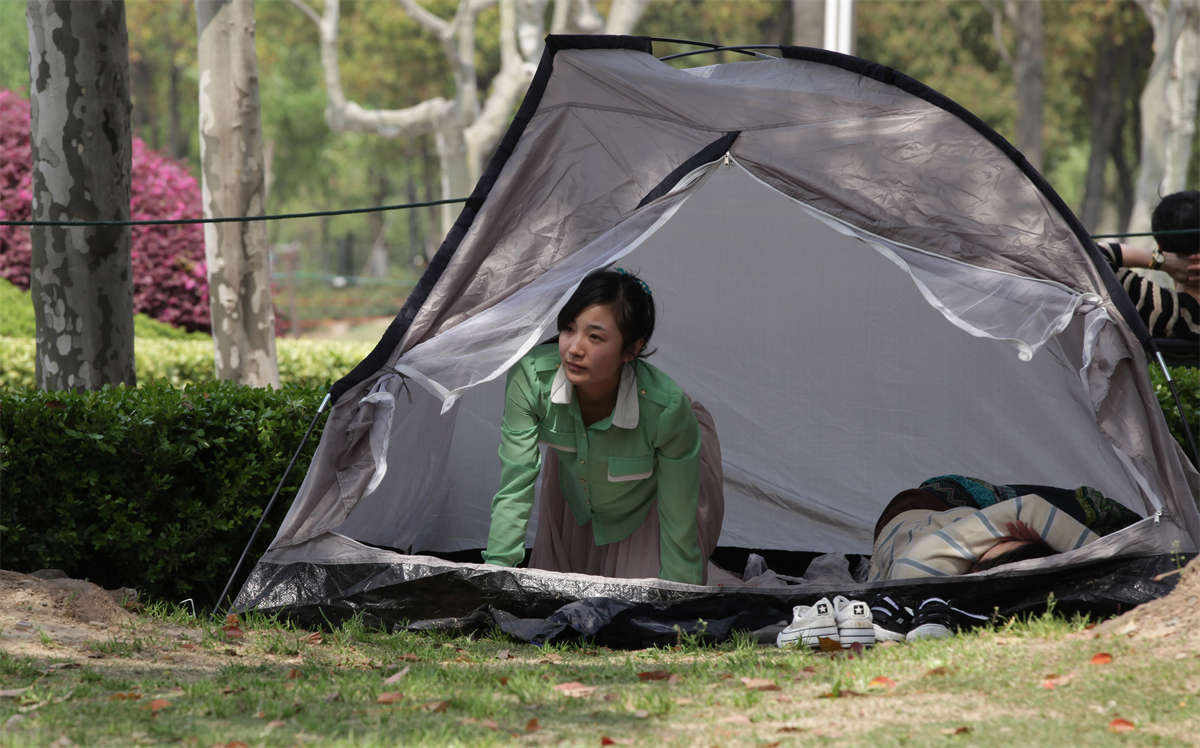 踏青公园街拍系列No.677 一次几乎要走进帐蓬内的少女丝足拍摄-日更街拍
