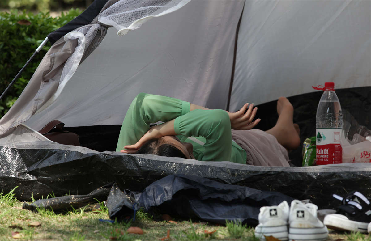 图片[2]-踏青公园街拍系列No.677 一次几乎要走进帐蓬内的少女丝足拍摄-日更街拍