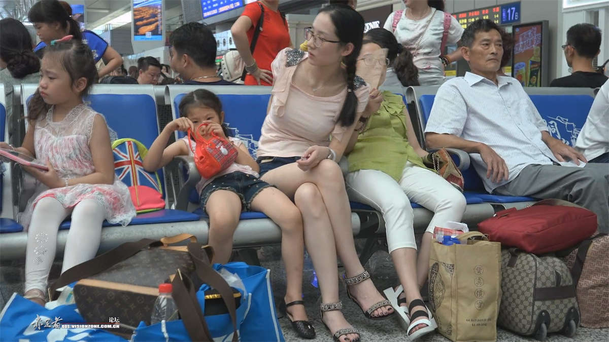 图片[2]-候车室街拍带着眼镜的美女-日更街拍