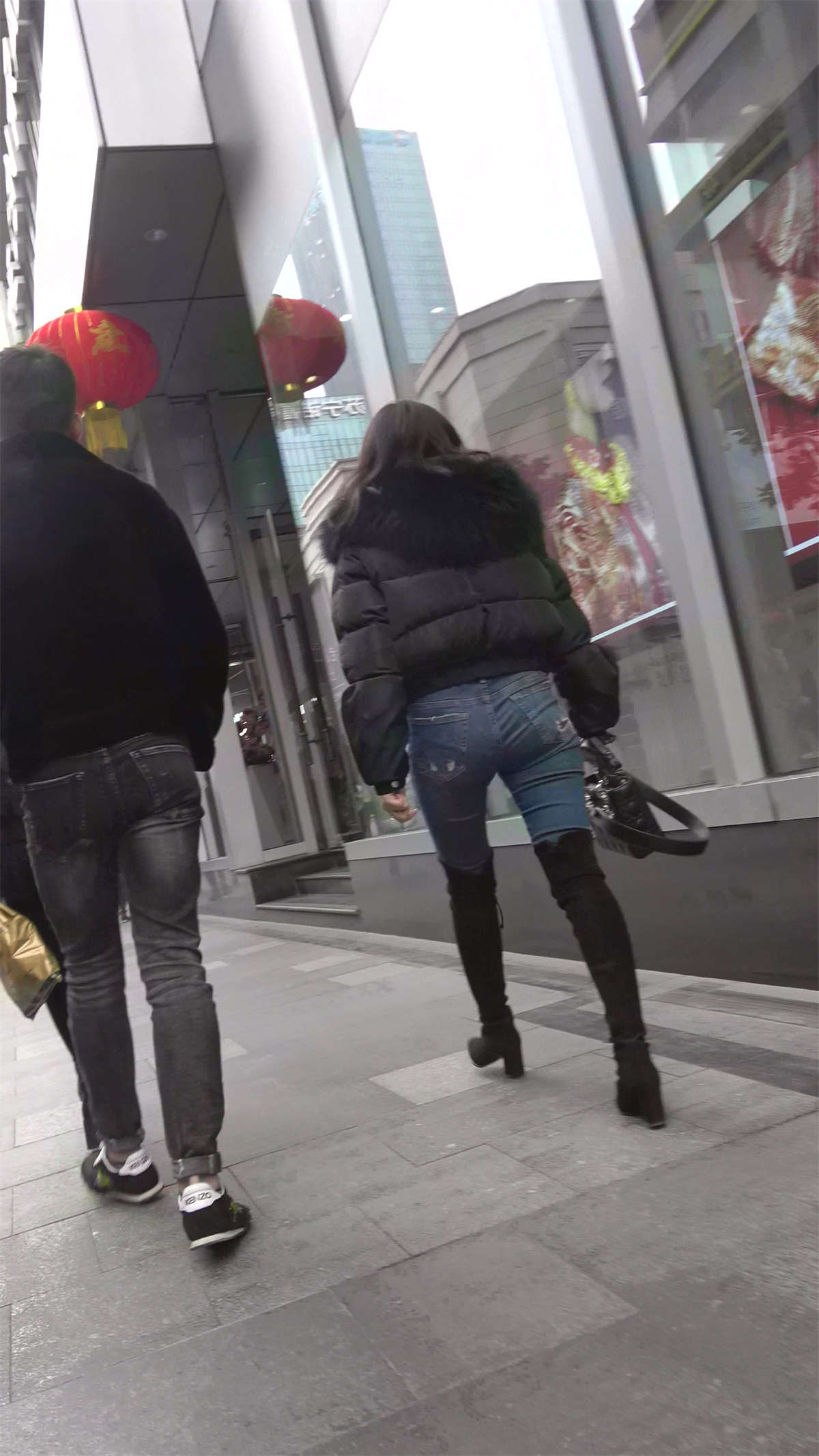 图片[2]-紧身美女两枚-日更街拍