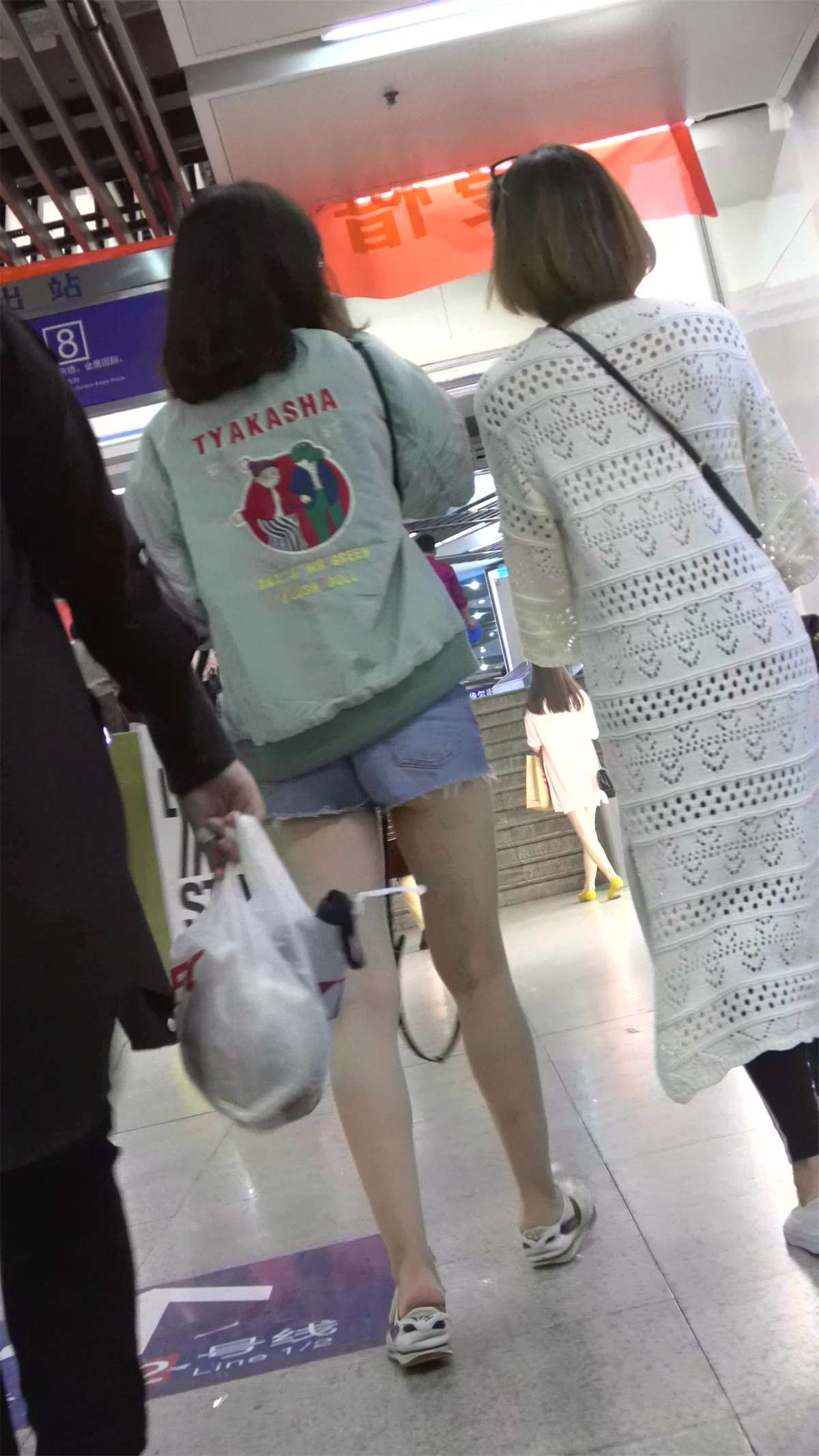 逛商场的热裤清秀美眉们-日更街拍