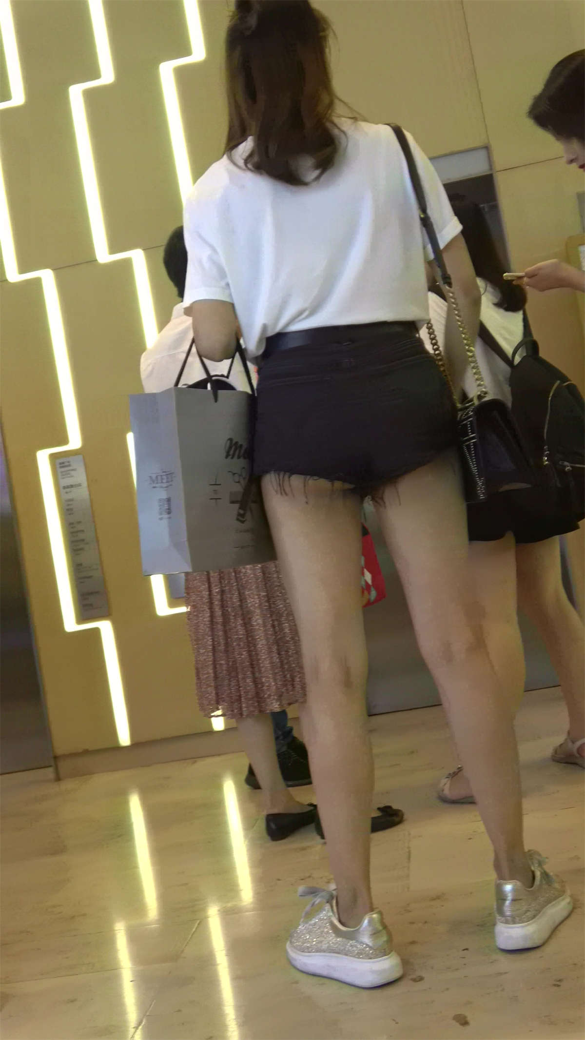 图片[2]-逛商场的热裤清秀美眉们-日更街拍