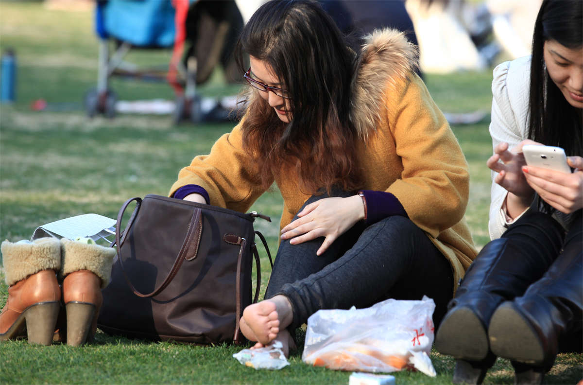 图片[2]-踏青公园街拍系列No.160 甜美MM一身冬日打扮，却勇敢露脚，不容易-日更街拍