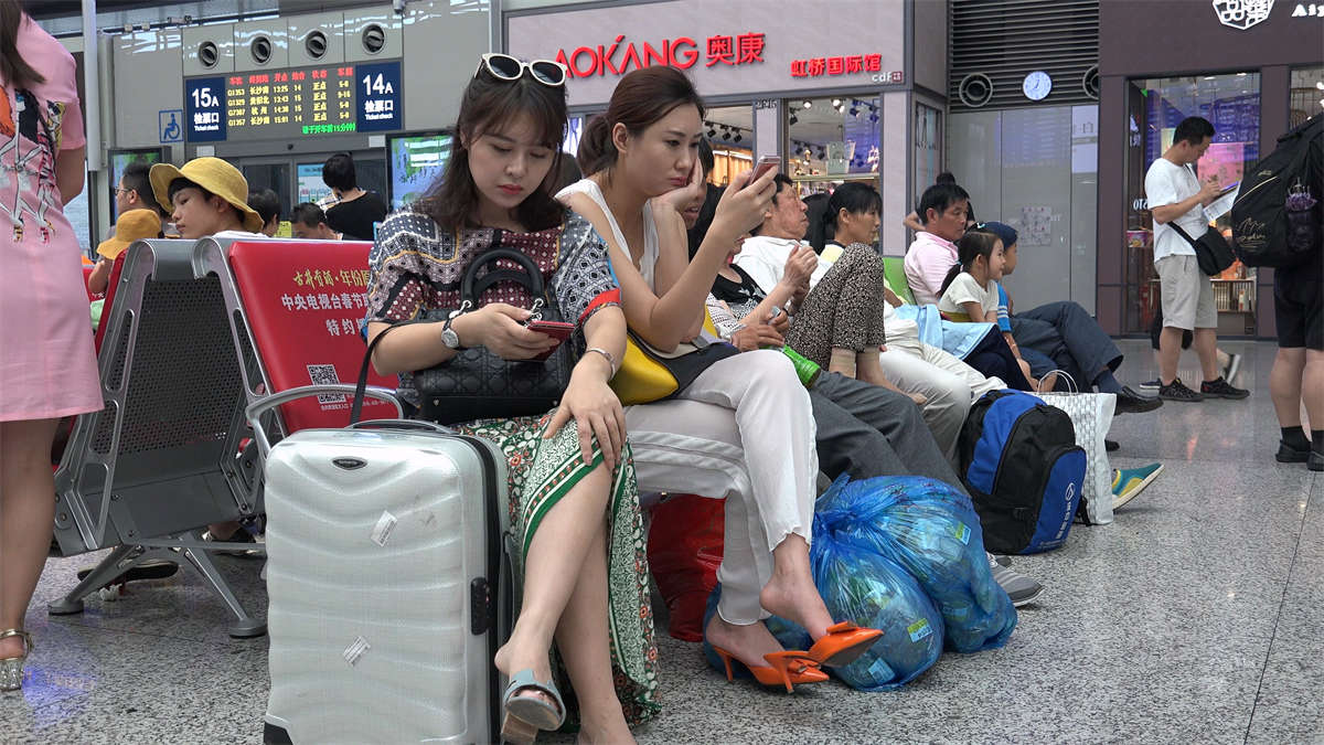 一双受伤的脚-日更街拍