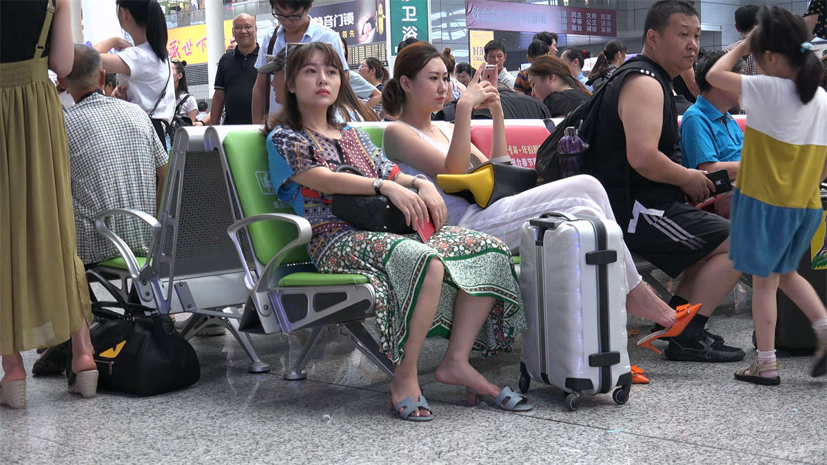 图片[2]-一双受伤的脚-日更街拍