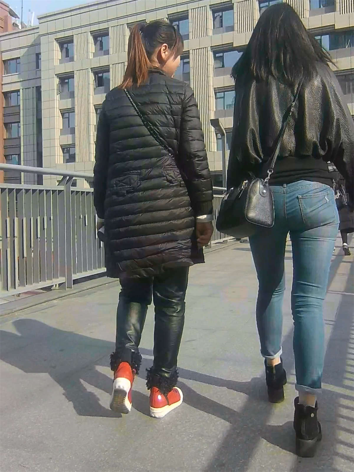 图片[2]-紧身牛仔裤美女姐姐-日更街拍