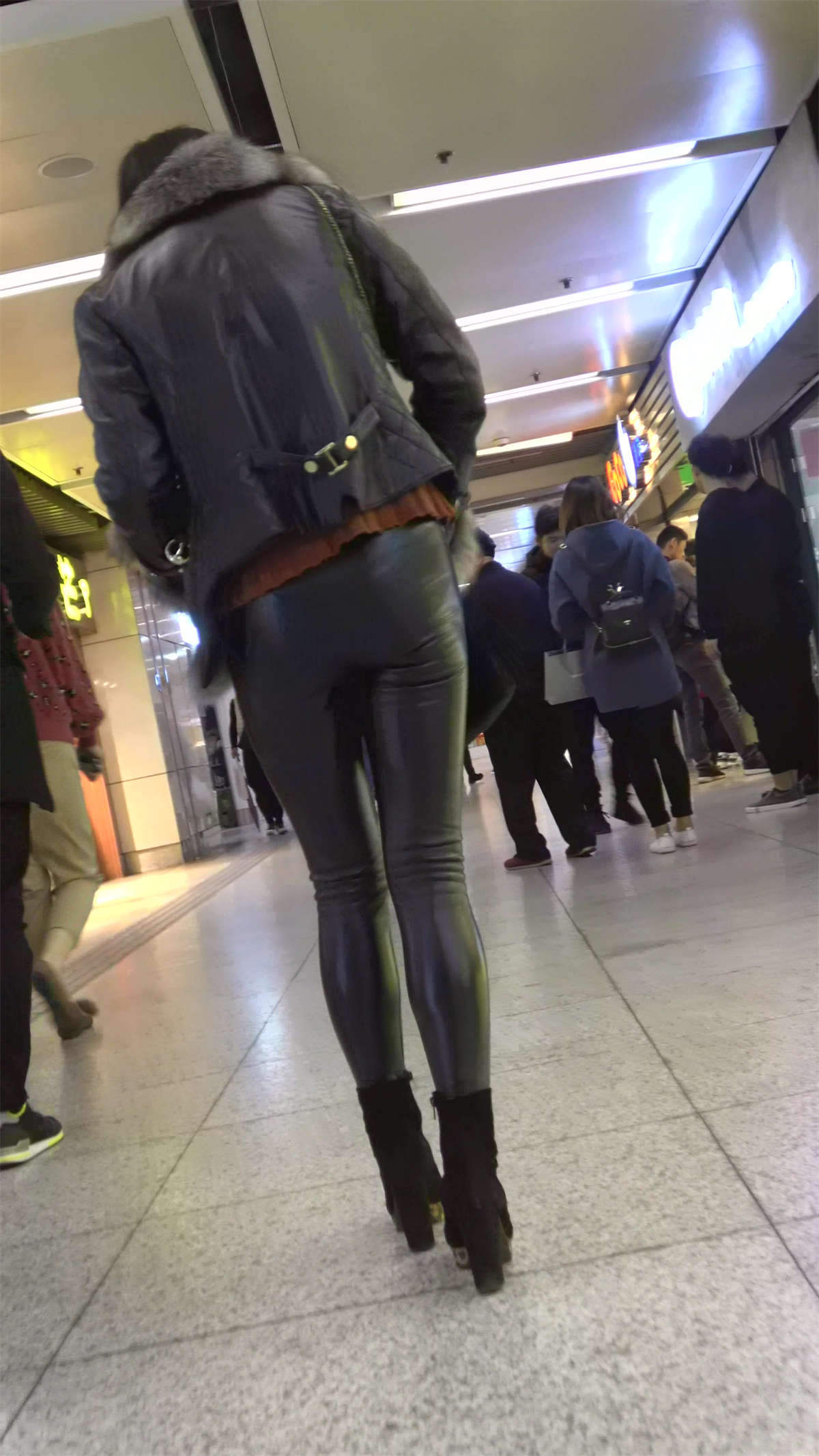 图片[2]-黑色紧身皮裤街拍苗条身材美臀美女-日更街拍