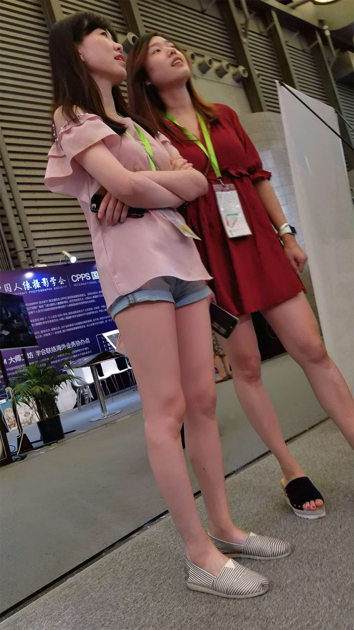 超短牛仔热裤修长笔直美腿-日更街拍