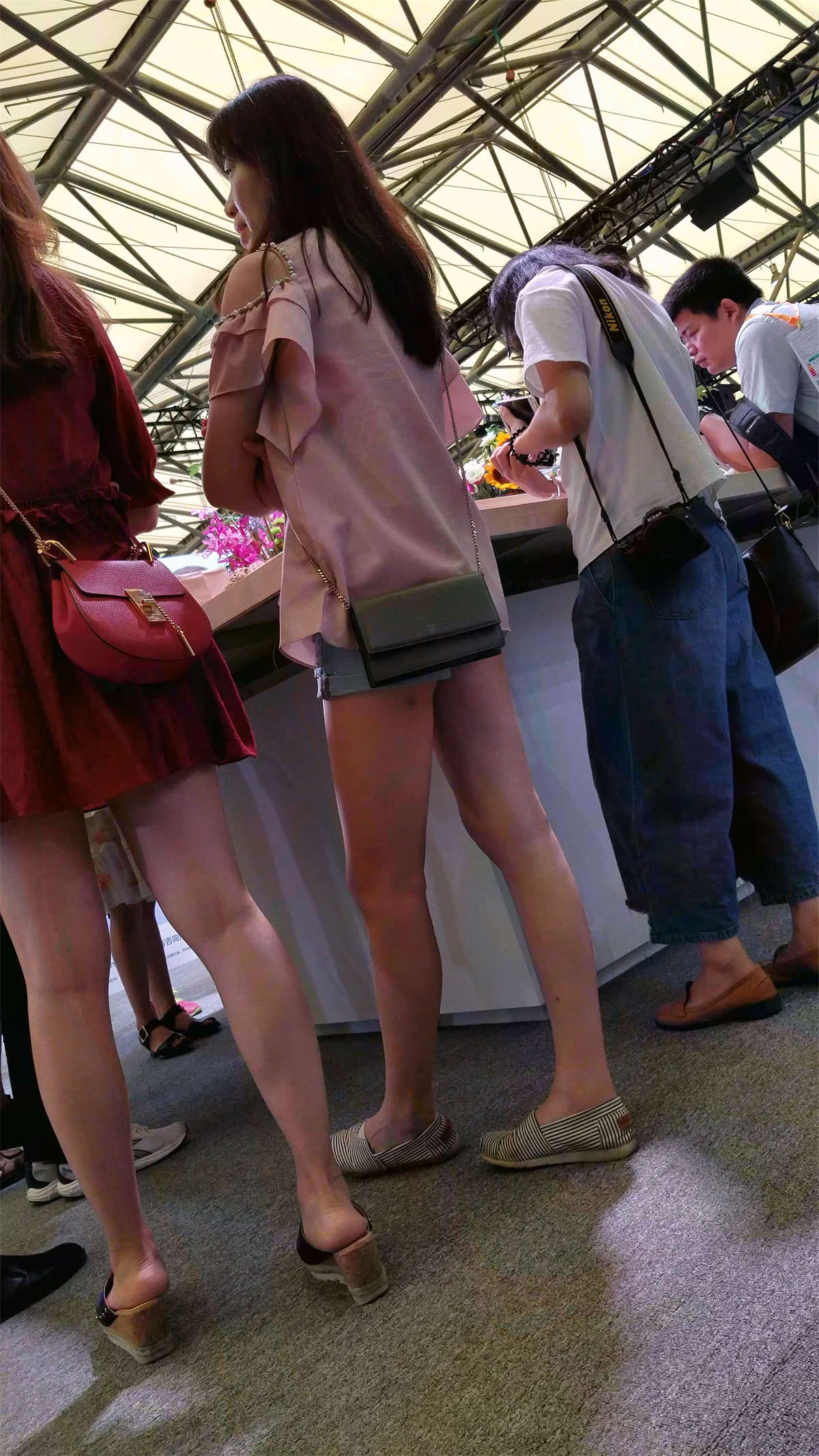 图片[2]-超短牛仔热裤修长笔直美腿-日更街拍