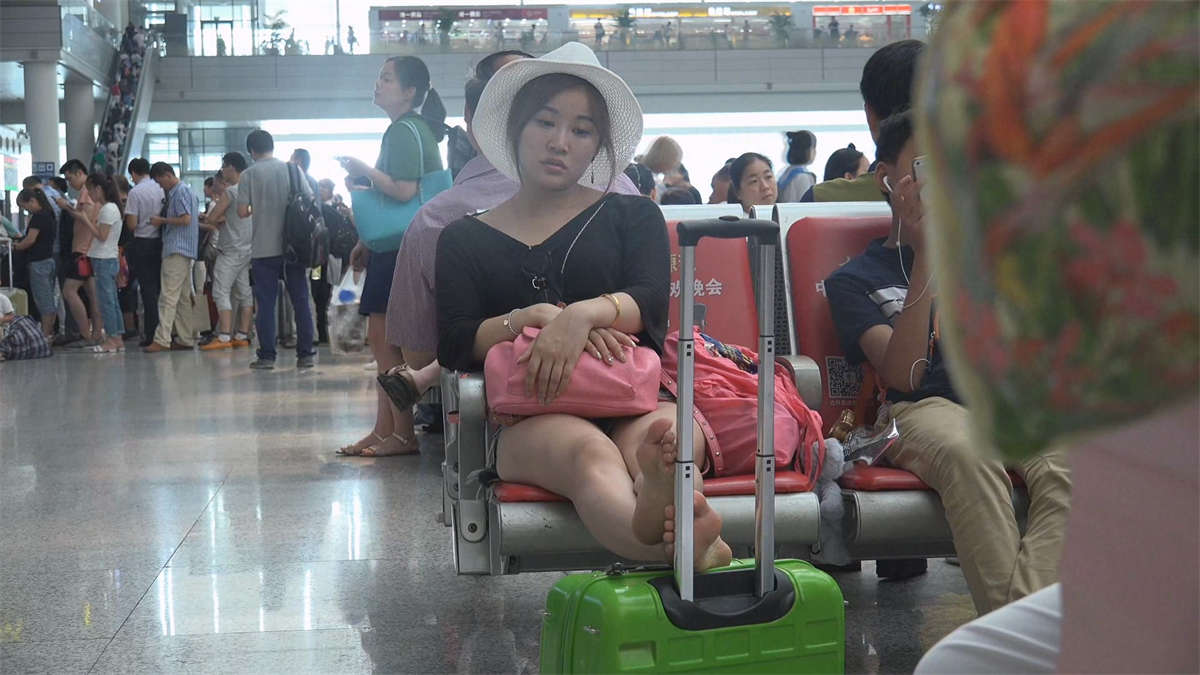 图片[2]-街拍候车室里的漂亮美妇-日更街拍