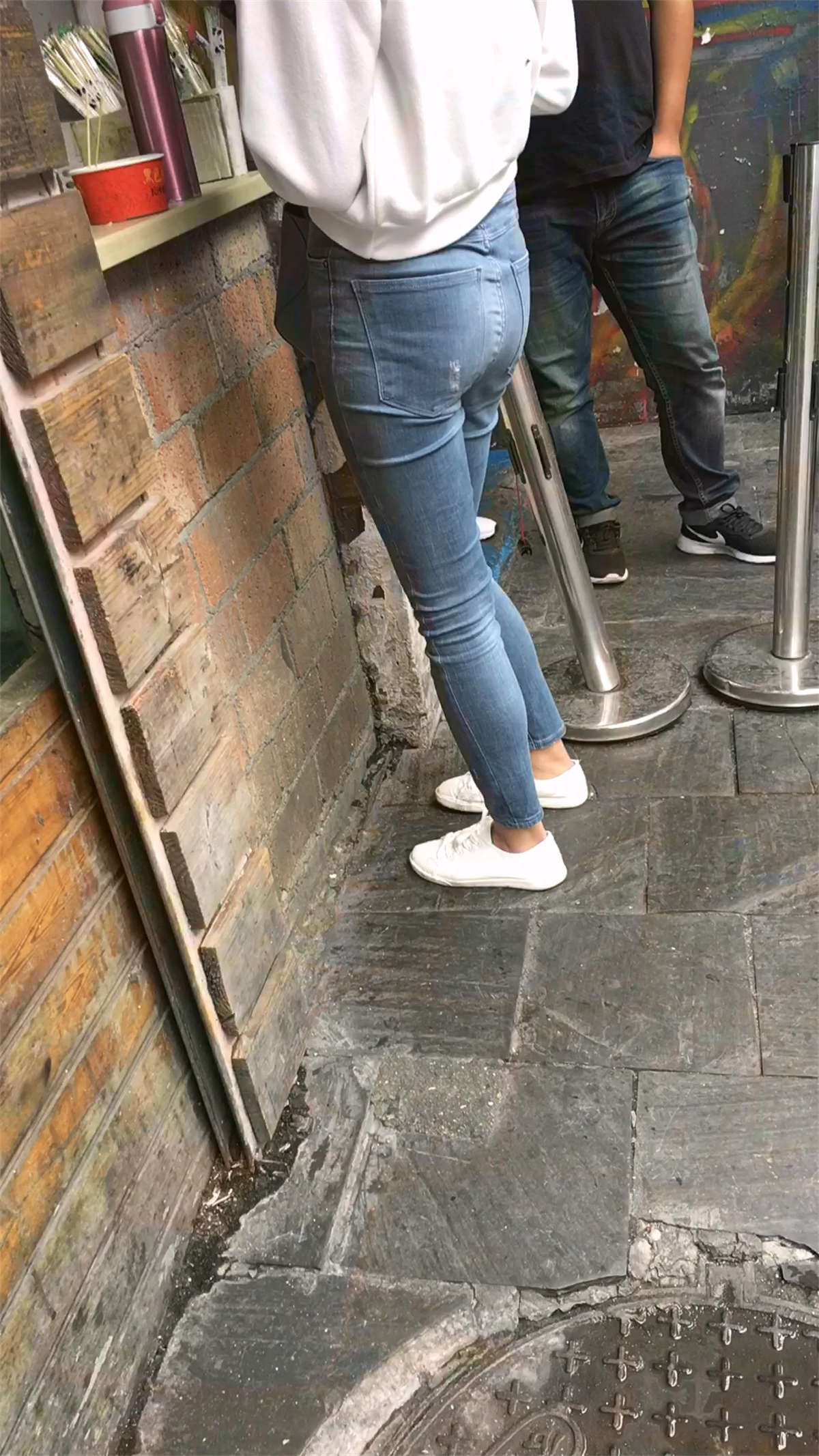 图片[2]-紧身牛仔裤小妹-日更街拍