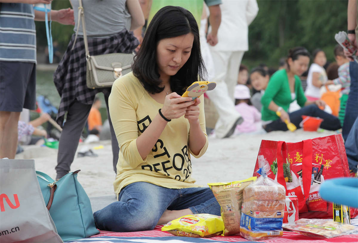 图片[2]-踏青公园街拍系列No.161 甜美少妇的肉感素足-日更街拍