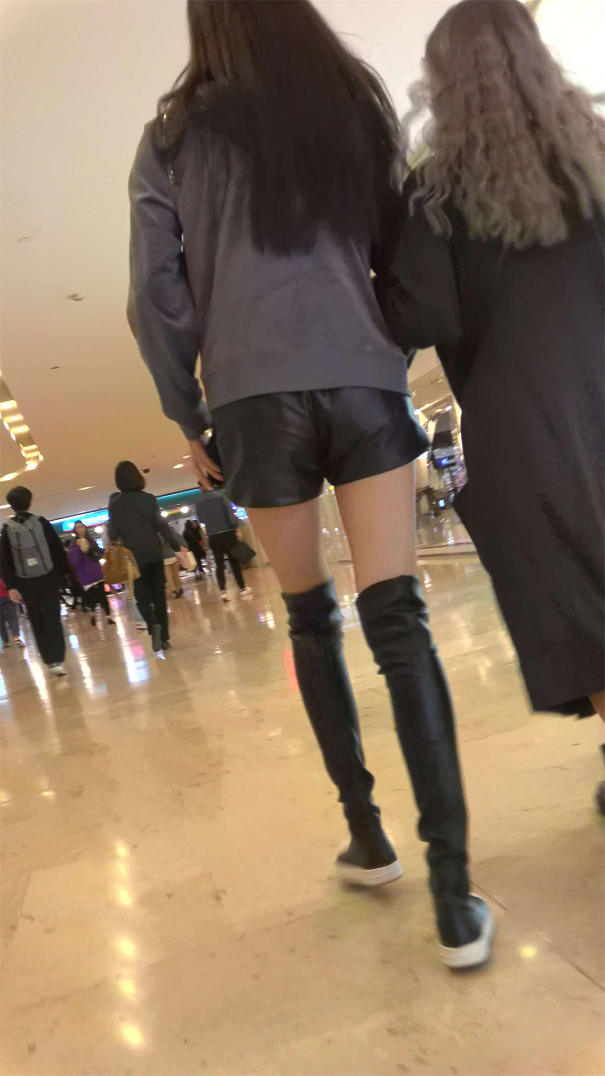 图片[2]-长筒靴露大腿短热裤美女逛商场-日更街拍