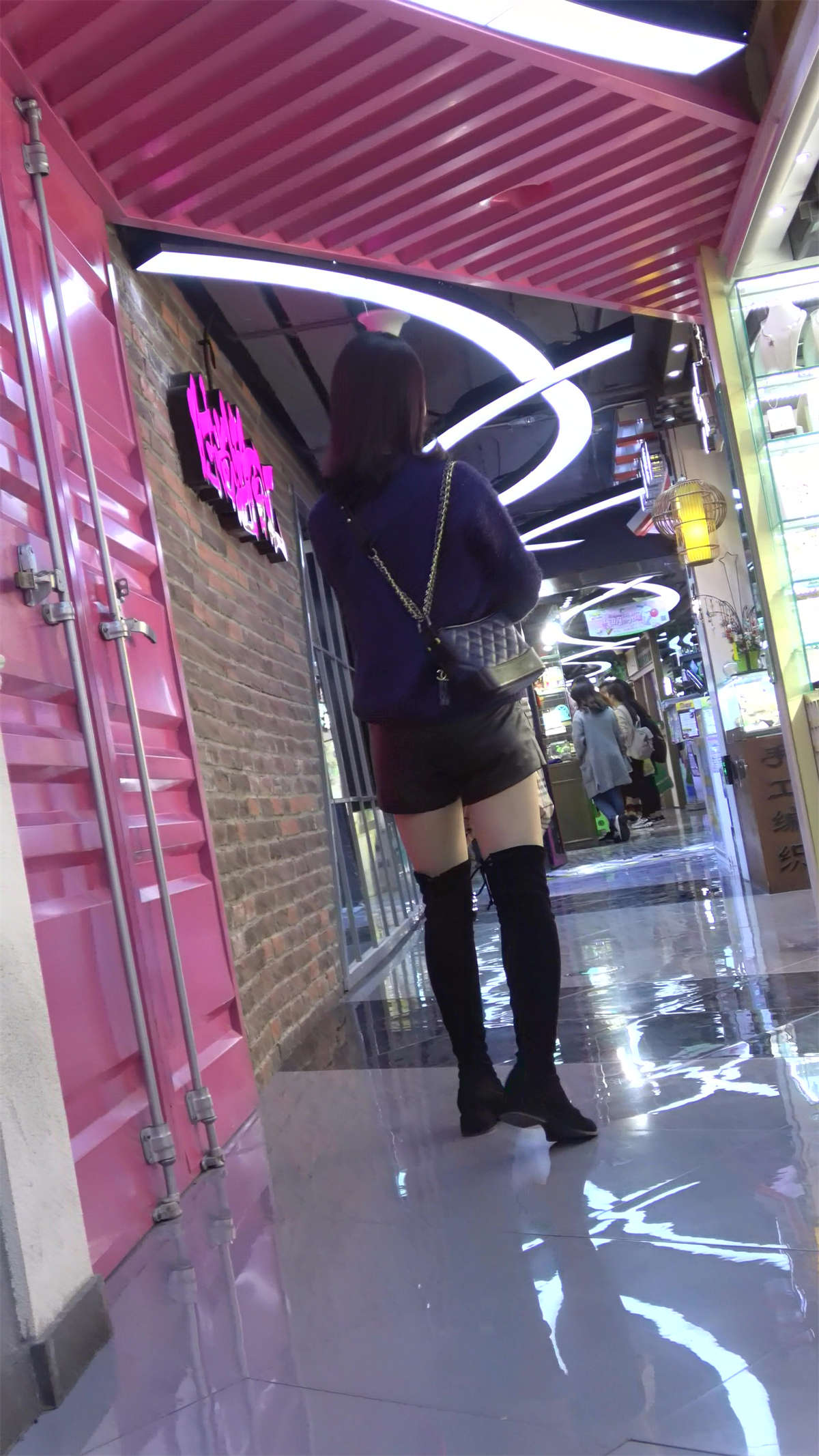 长筒靴露大腿短热裤美女逛商场-日更街拍