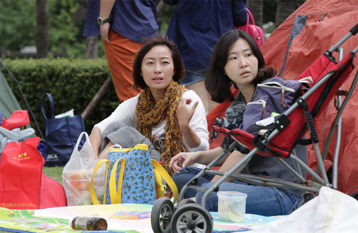 踏青公园街拍系列No.501 时髦少妇还能穿出这种带花丝袜？-日更街拍