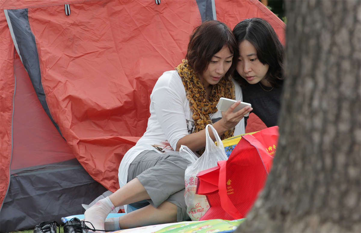 图片[2]-踏青公园街拍系列No.501 时髦少妇还能穿出这种带花丝袜？-日更街拍