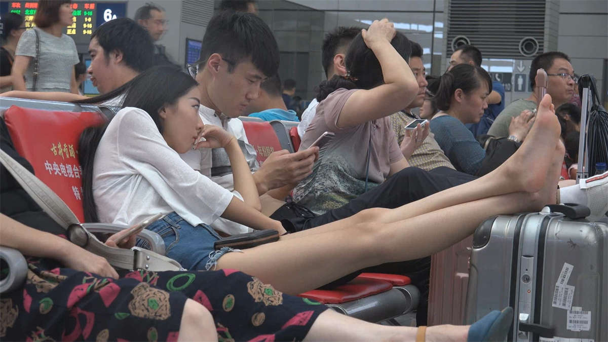 图片[2]-车站坐姿销魂的热裤美女-日更街拍