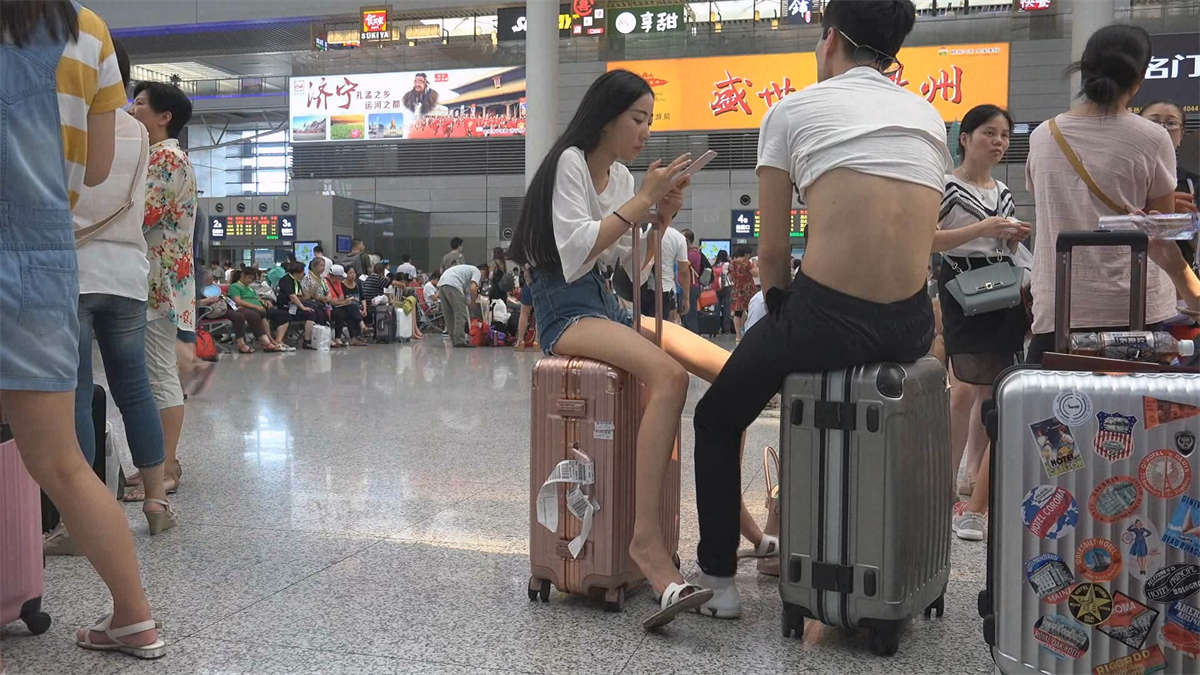 车站坐姿销魂的热裤美女-日更街拍