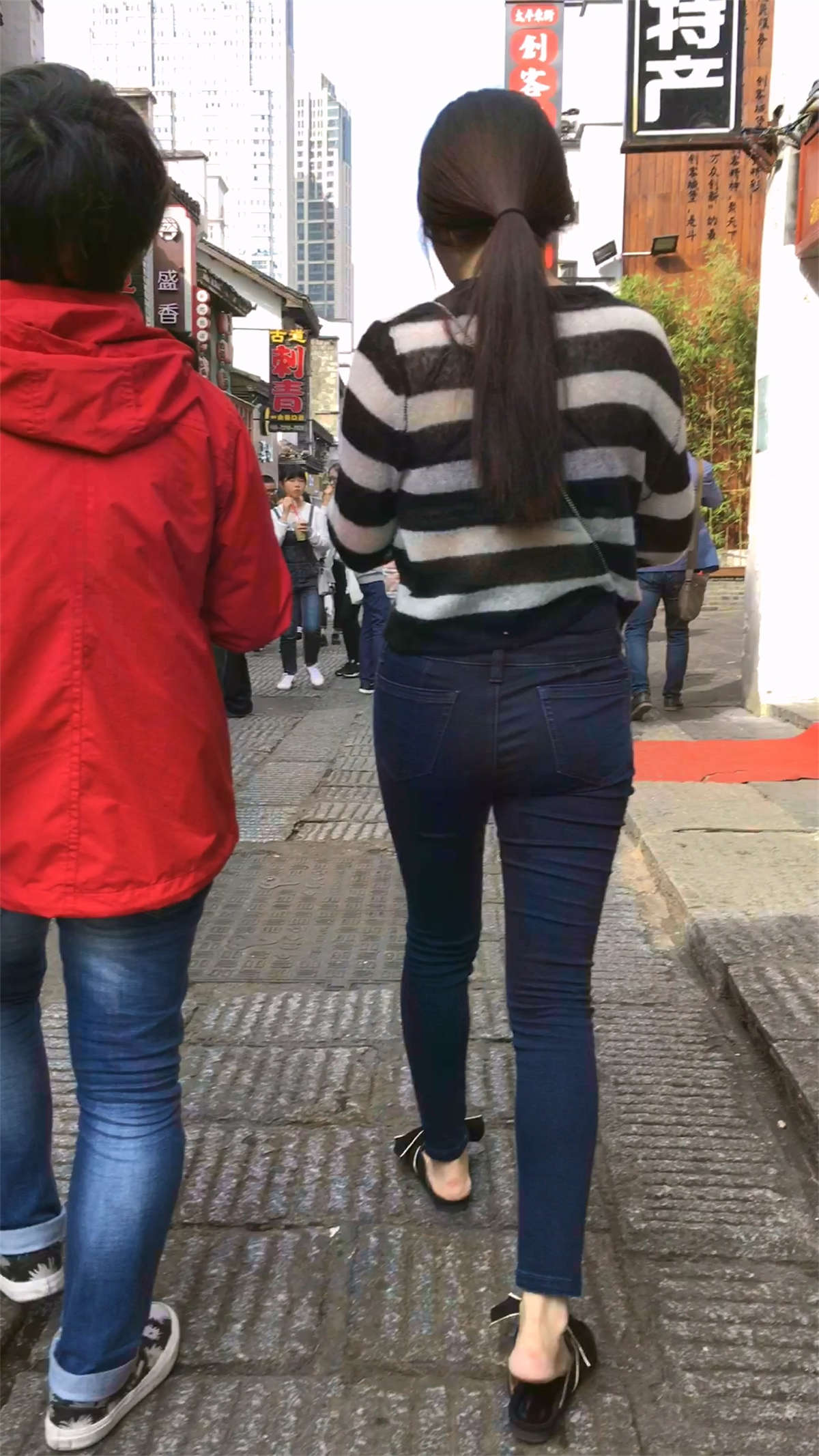 紧身牛仔妹子跟姐妹逛街-日更街拍
