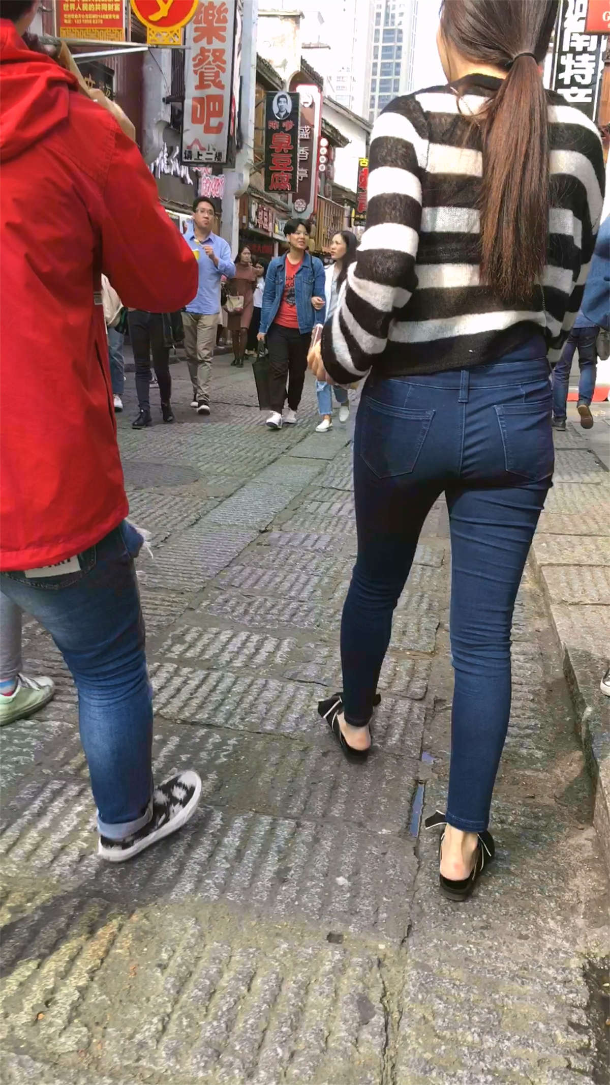 图片[2]-紧身牛仔妹子跟姐妹逛街-日更街拍