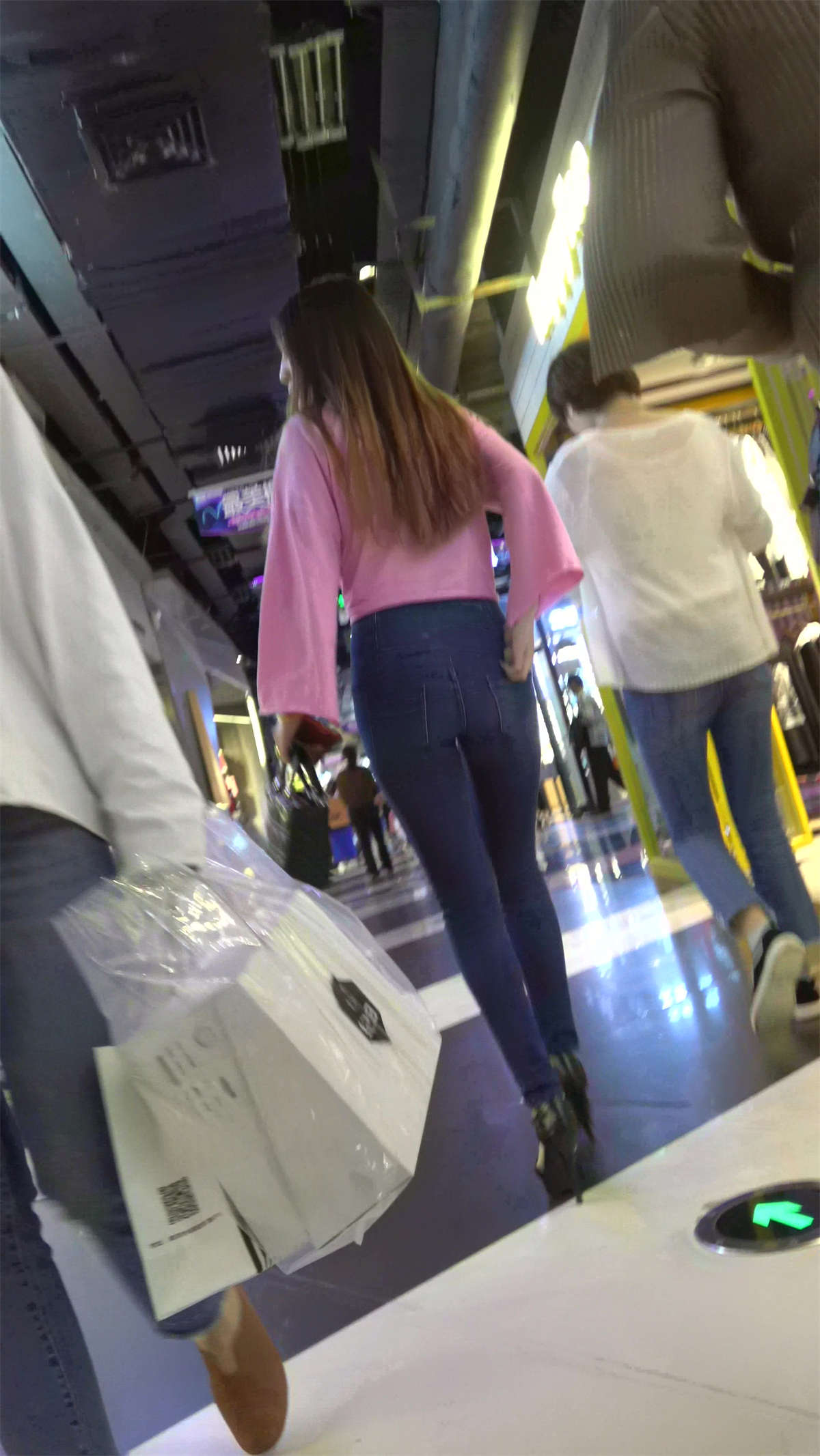 图片[2]-粉色T恤衫紧身蓝色牛仔裤极品身材高跟鞋美女-日更街拍