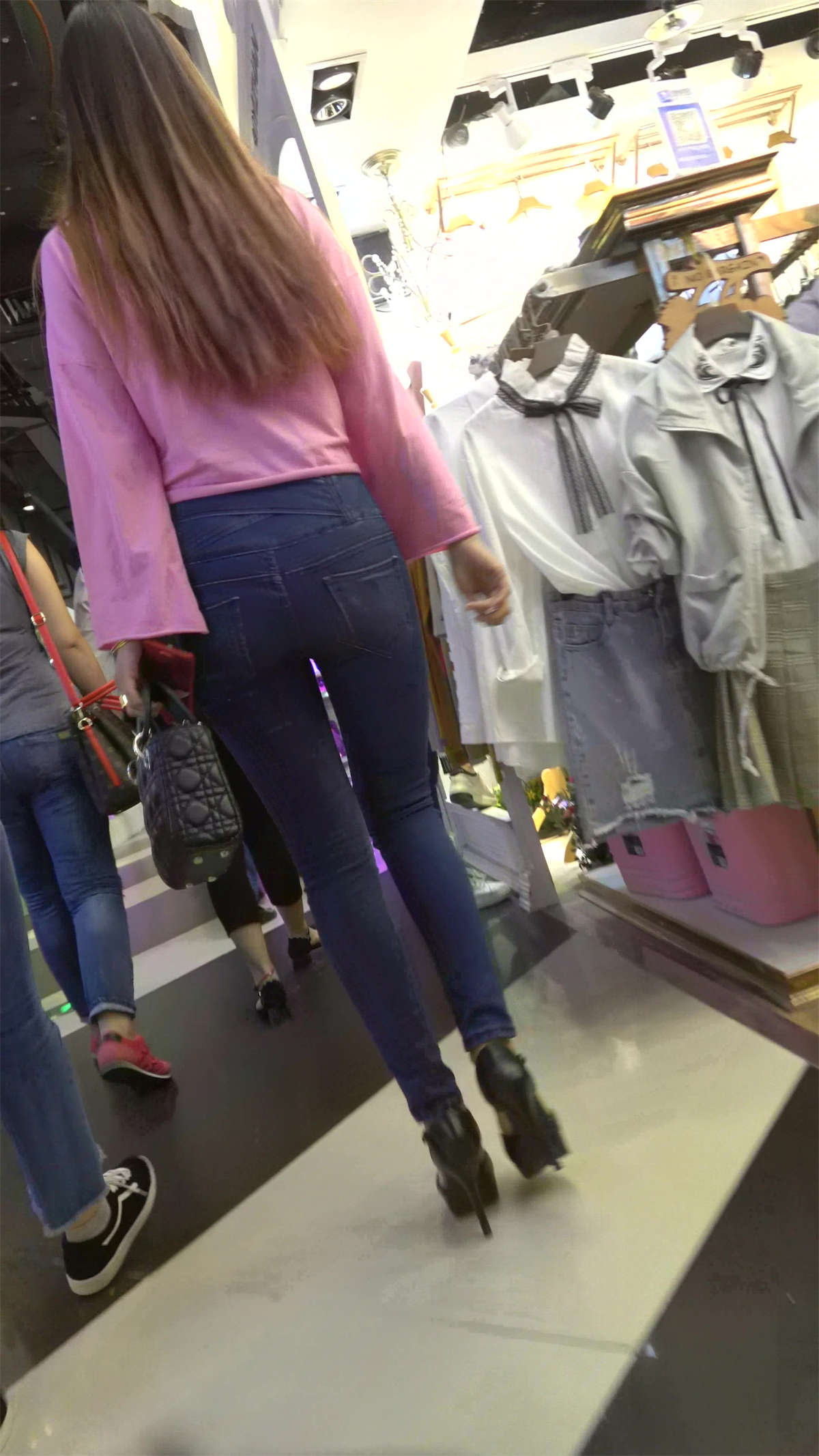 粉色T恤衫紧身蓝色牛仔裤极品身材高跟鞋美女-日更街拍