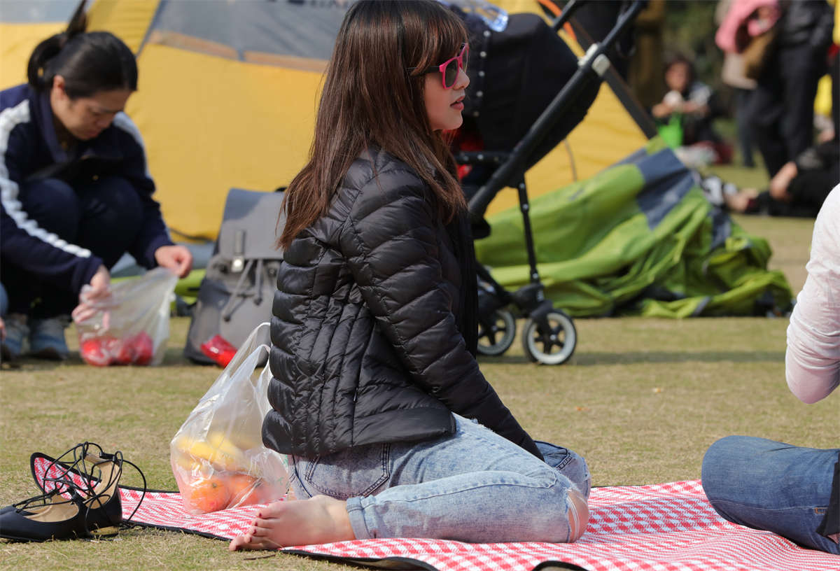 图片[2]-踏青公园街拍系列No.680 女孩从头到脚都是时尚美女的理想状态 第1套-日更街拍