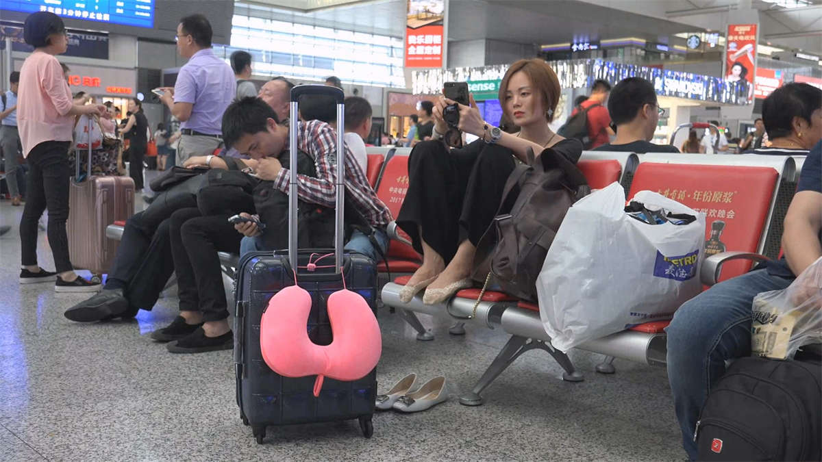 图片[2]-候车室的美女把脚放在板凳上-日更街拍