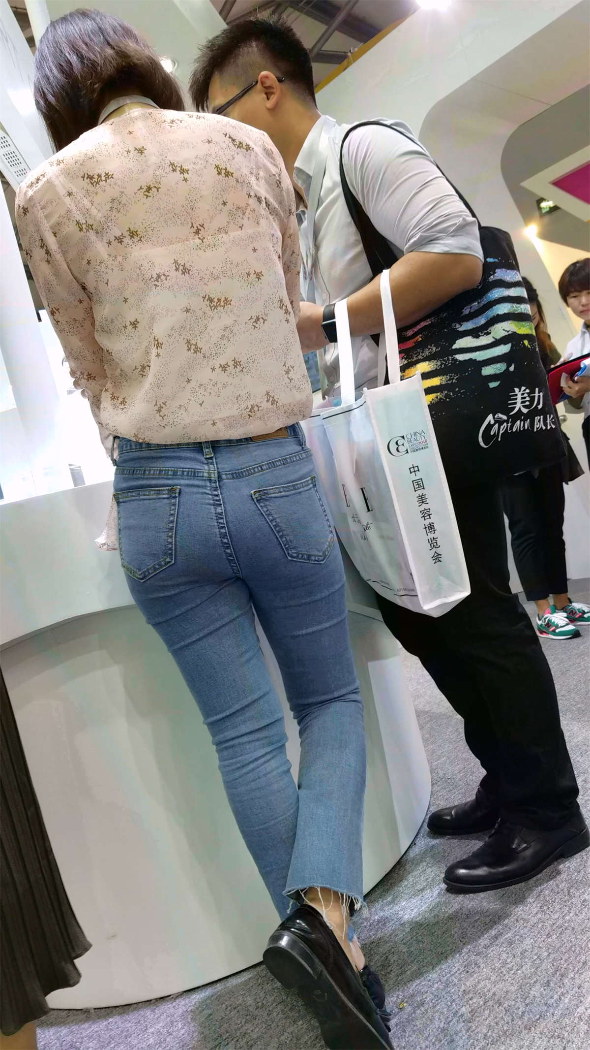 极品紧身牛仔秀丽美女-日更街拍