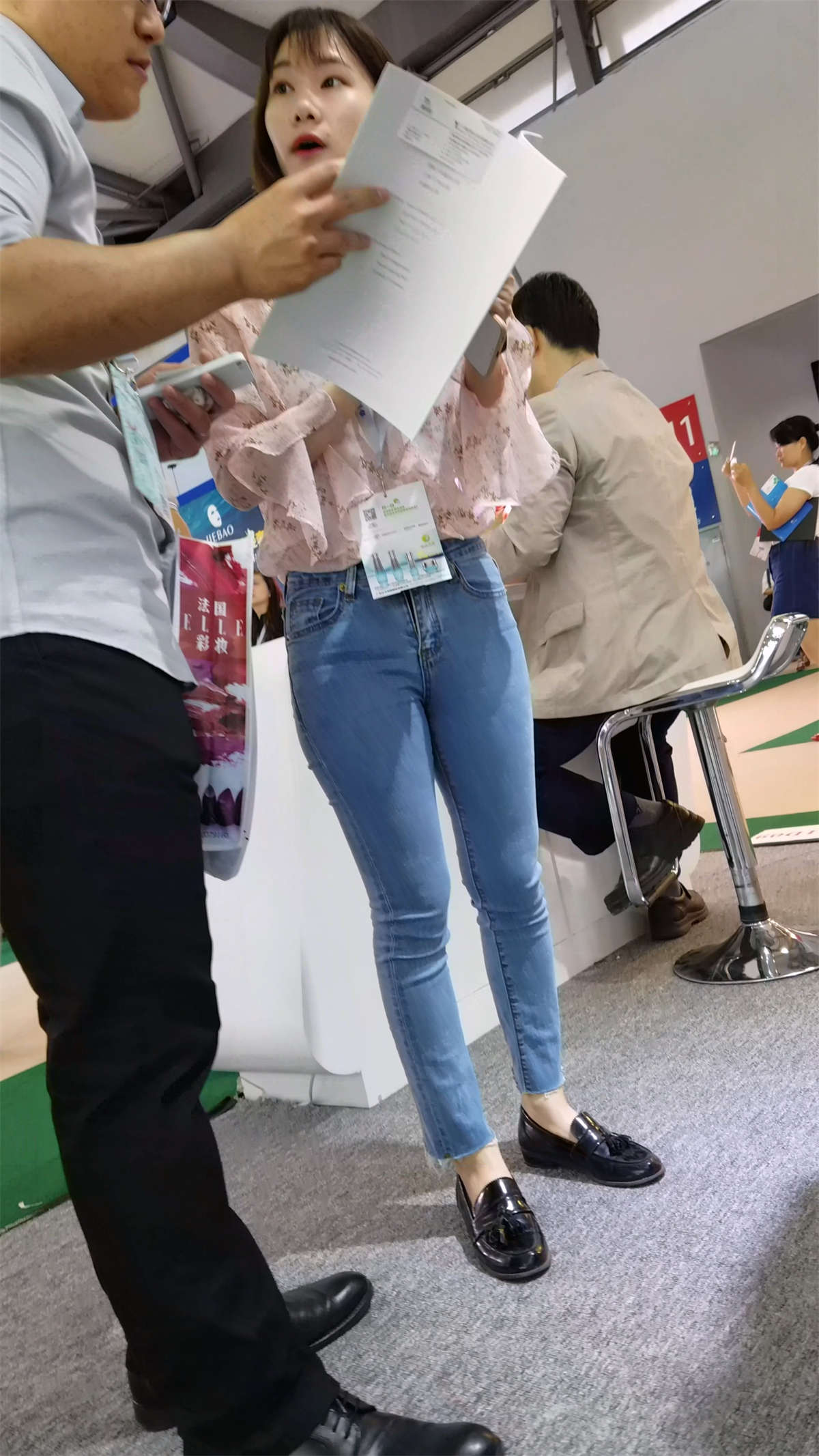 图片[2]-极品紧身牛仔秀丽美女-日更街拍