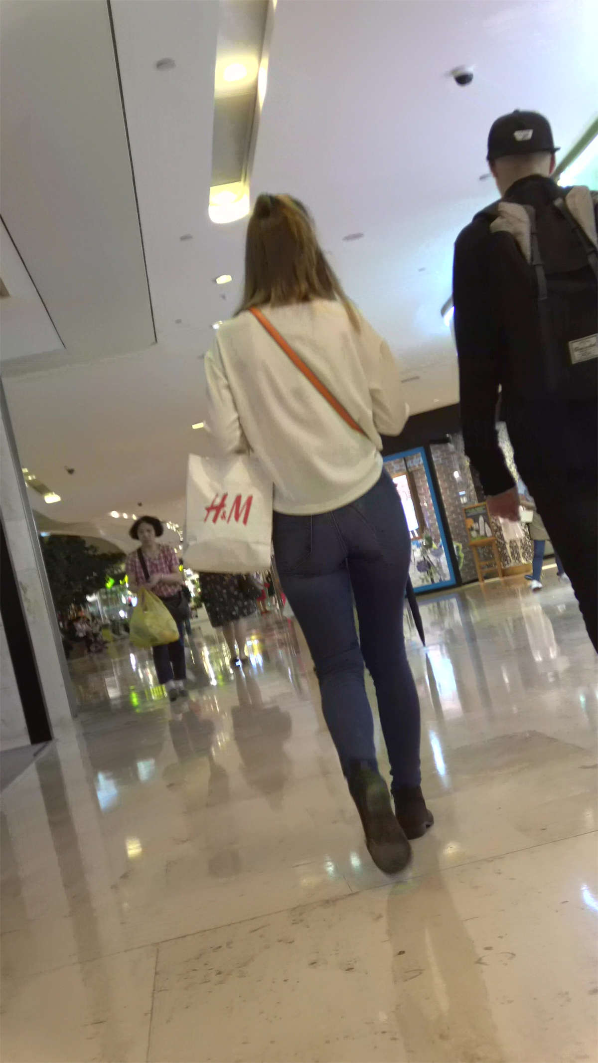 图片[2]-商场偶遇两位极品紧身牛仔裤街拍美臀美女-日更街拍