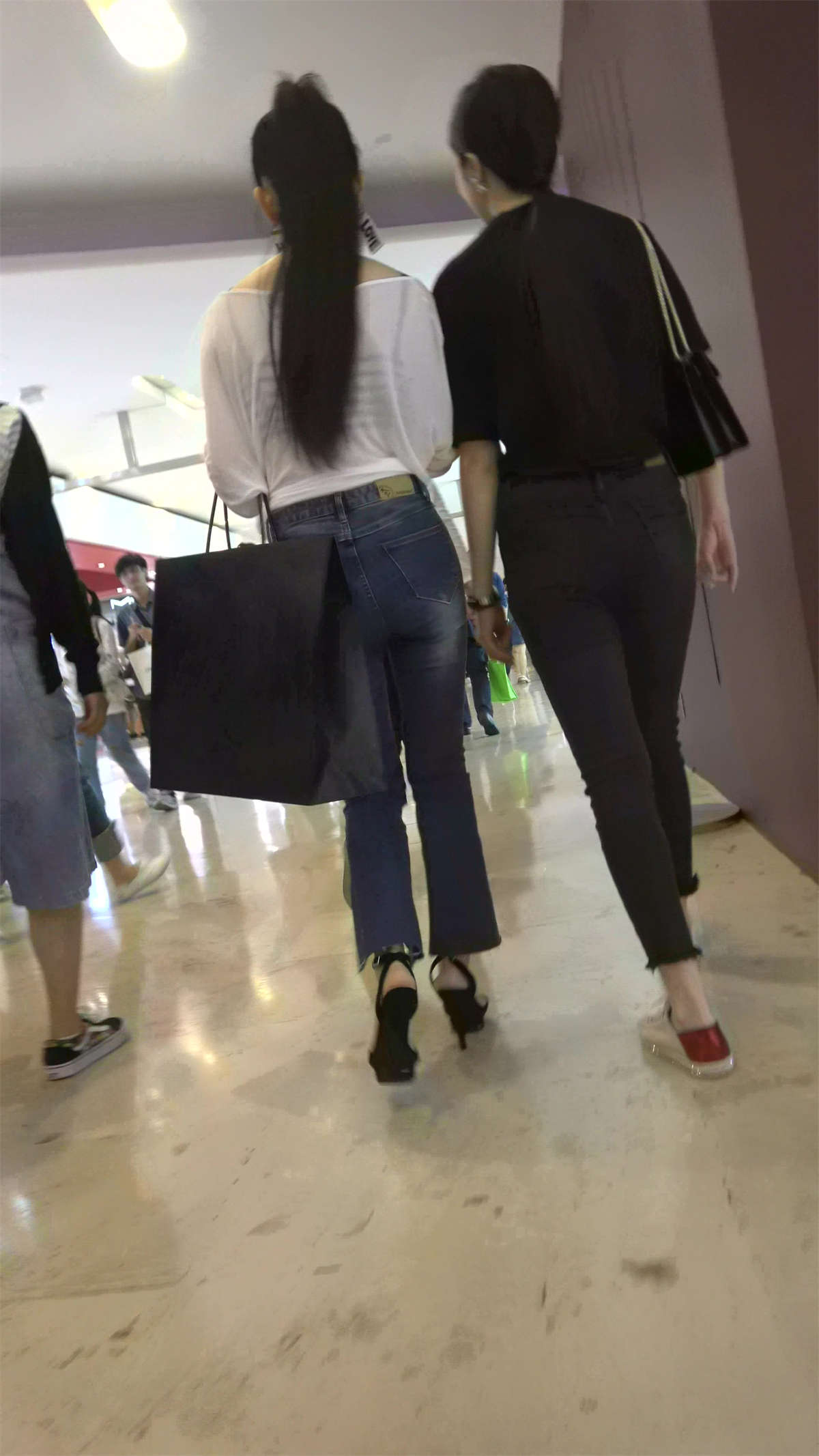 商场偶遇两位极品紧身牛仔裤街拍美臀美女-日更街拍