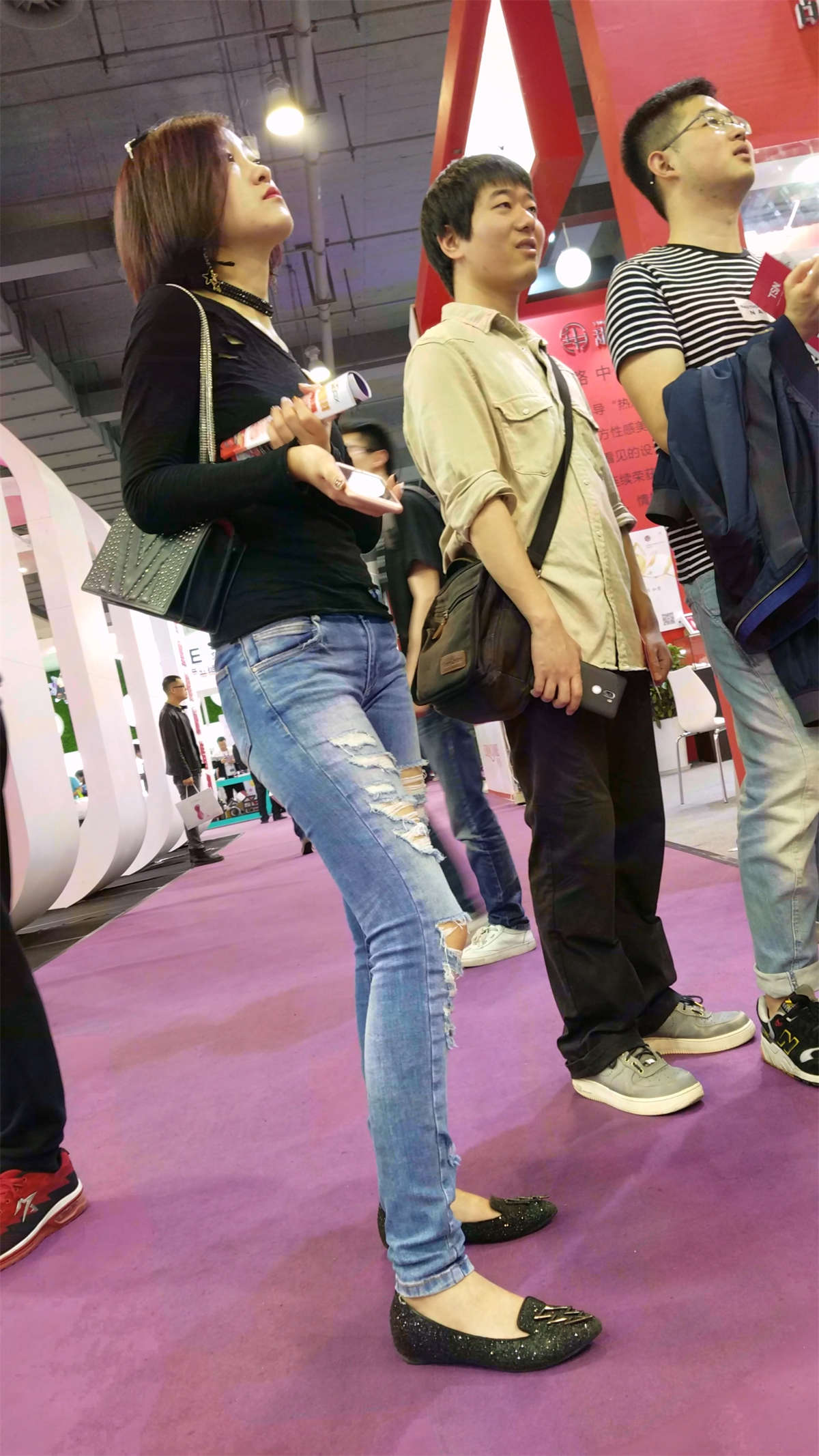 图片[2]-破洞紧身蓝牛气质美女-日更街拍